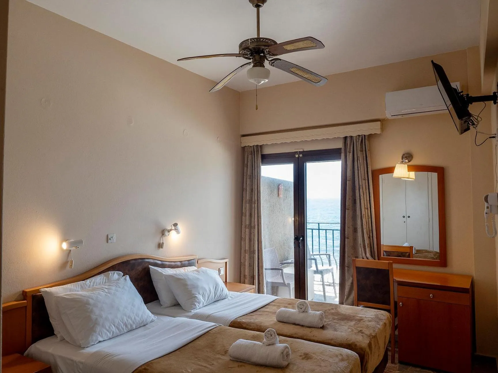 Photo of the whole room, Bed in Sappho Hotel