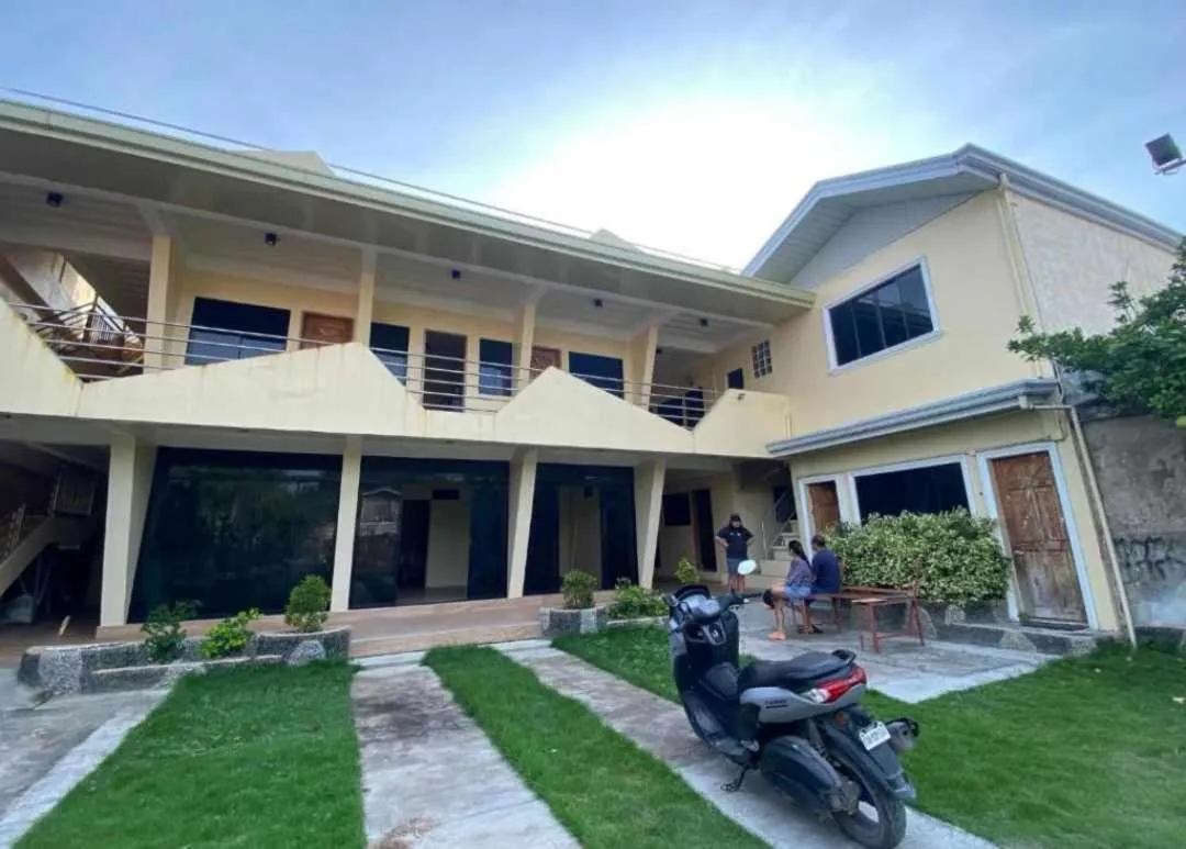 Property building in Laguno Hostel and Guest House
