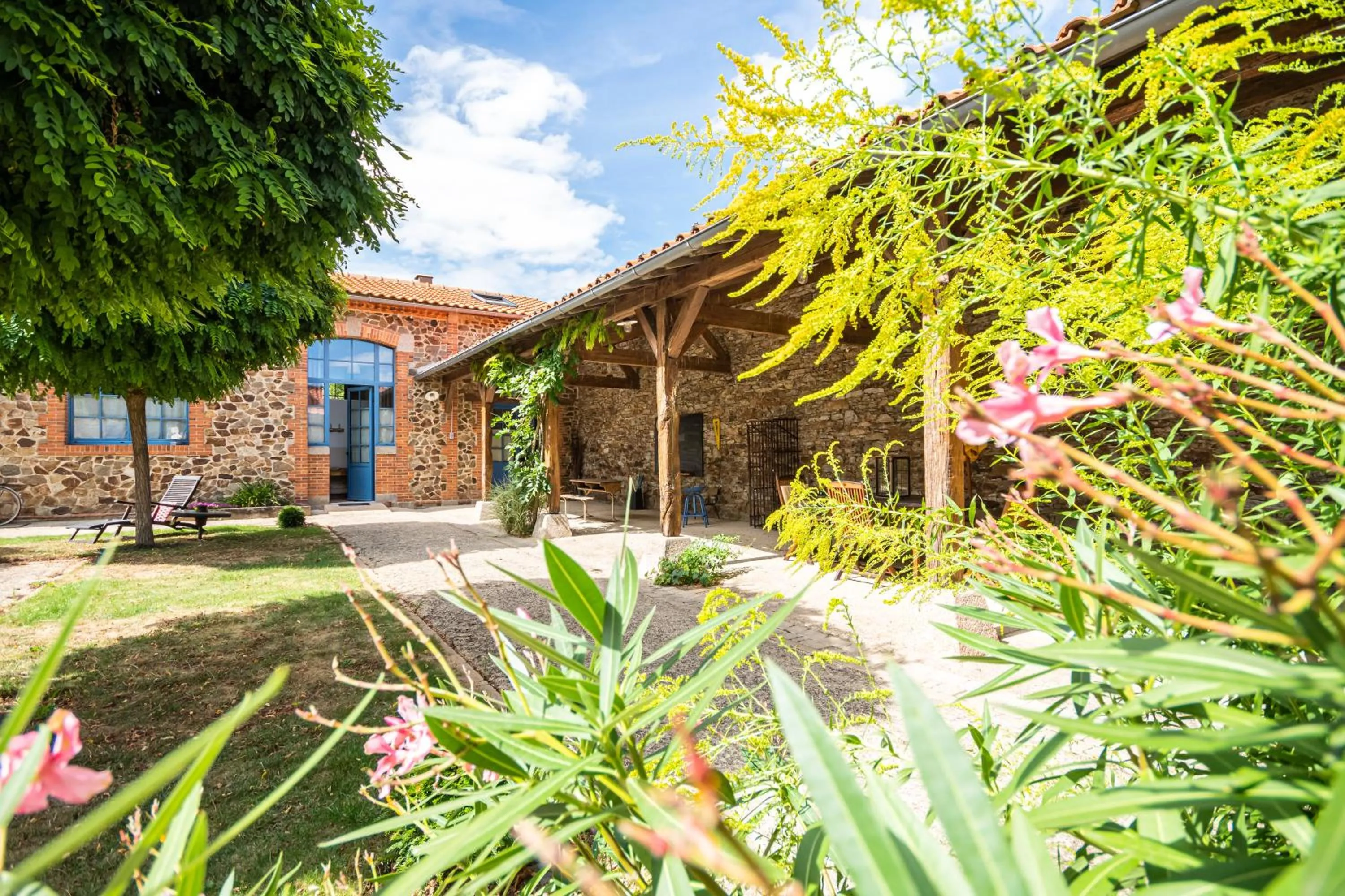 Garden in Le DOMAINE DES ECOLIERS B&B
