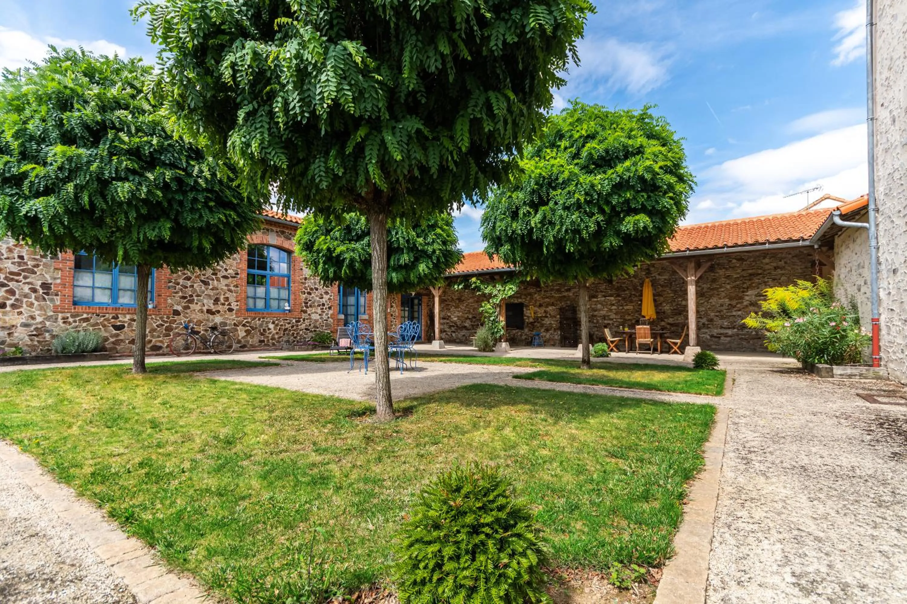 Property building in Le DOMAINE DES ECOLIERS B&B