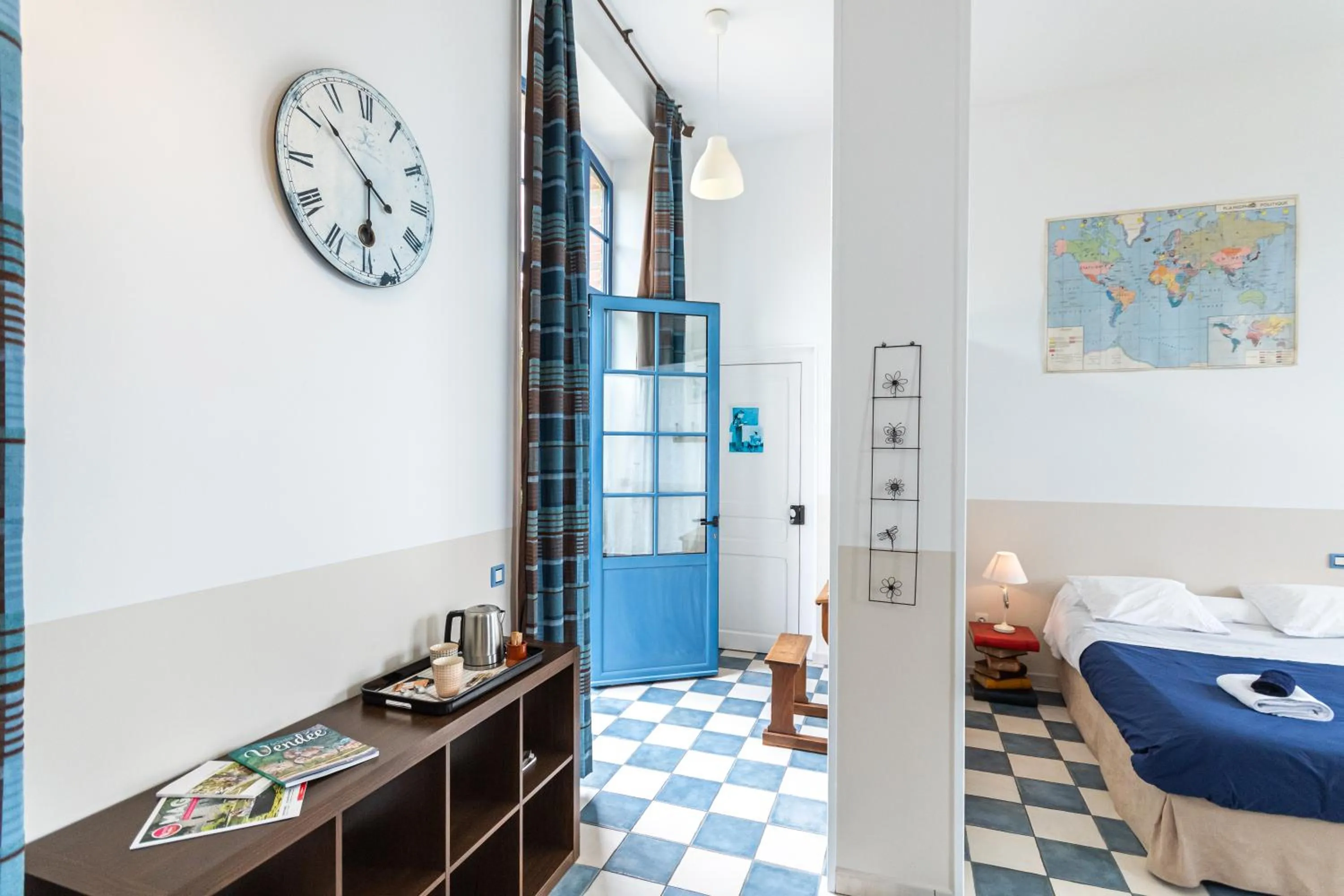 Facade/entrance, Bed in Le DOMAINE DES ECOLIERS B&B