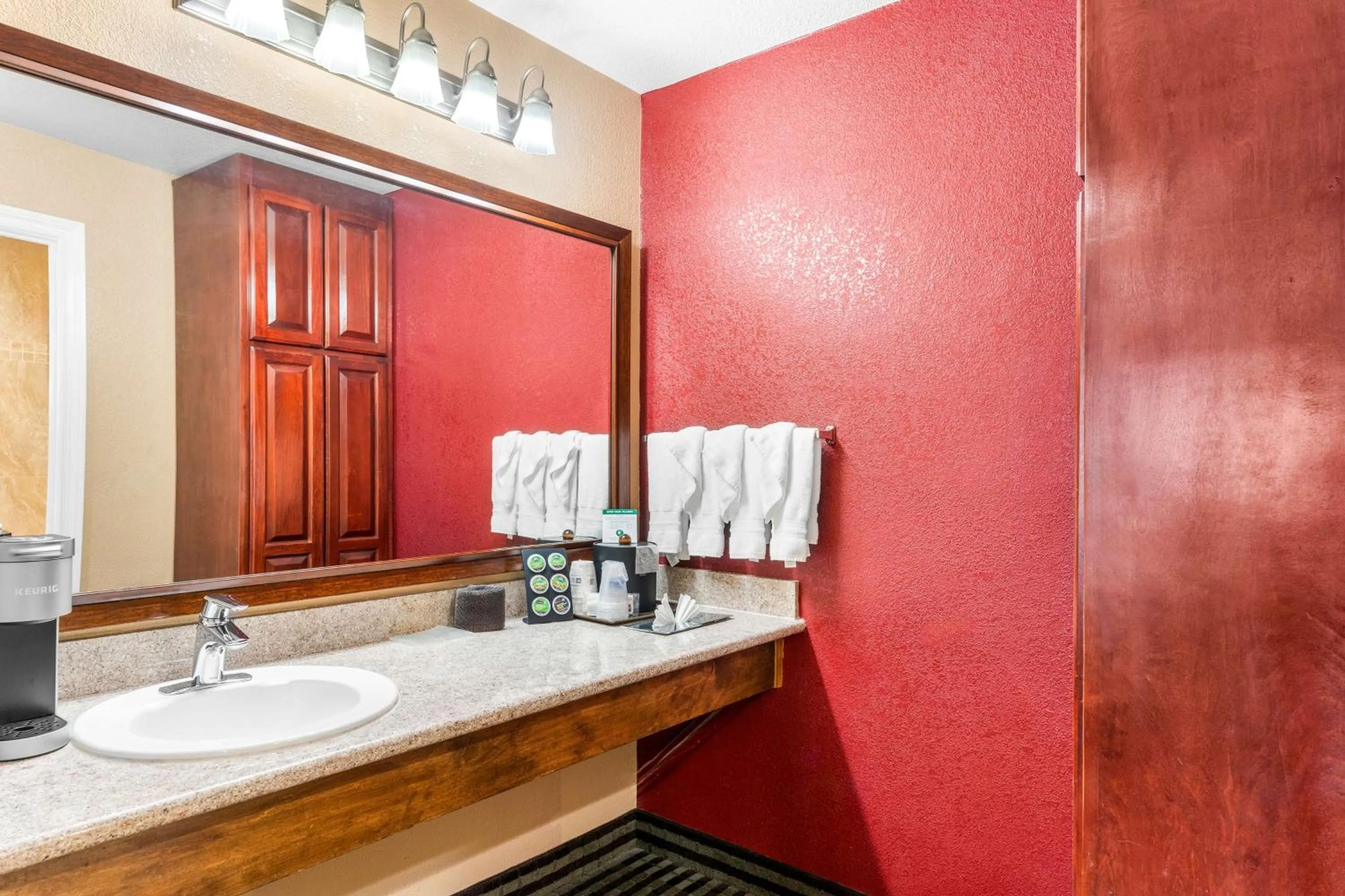 Bathroom in Best Western Plus Yosemite Way Station