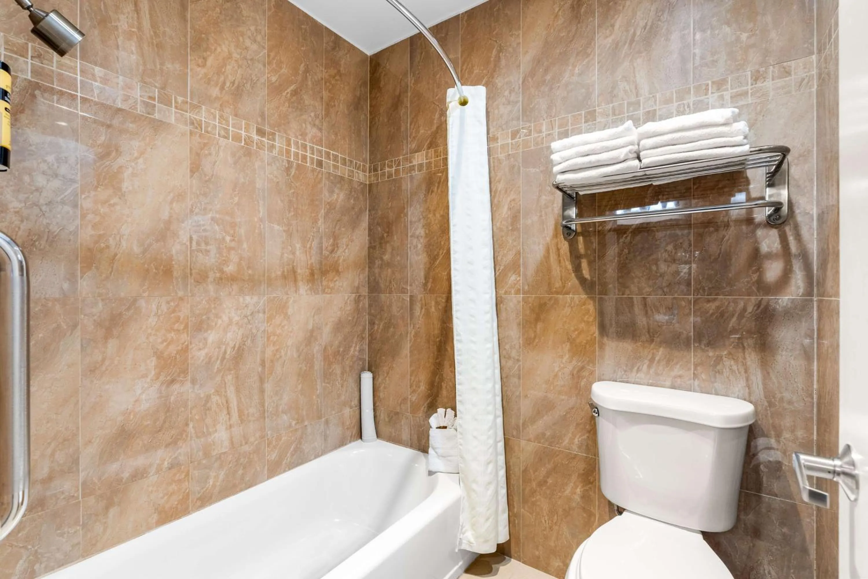 Bathroom in Best Western Plus Yosemite Way Station