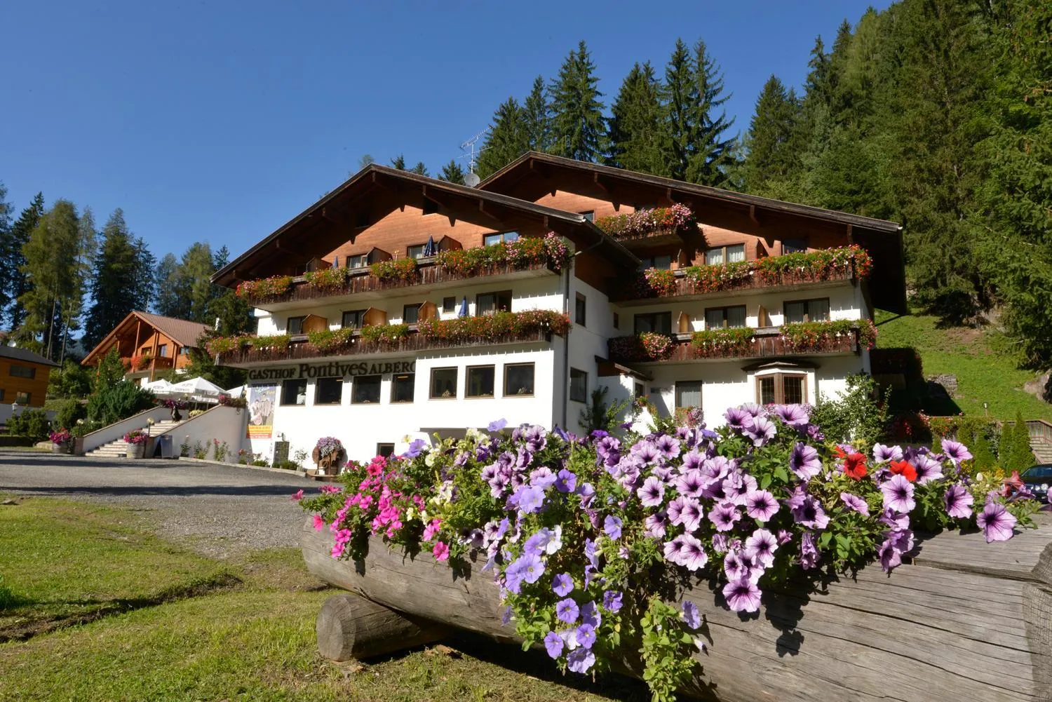 Property building in Hotel Pontives