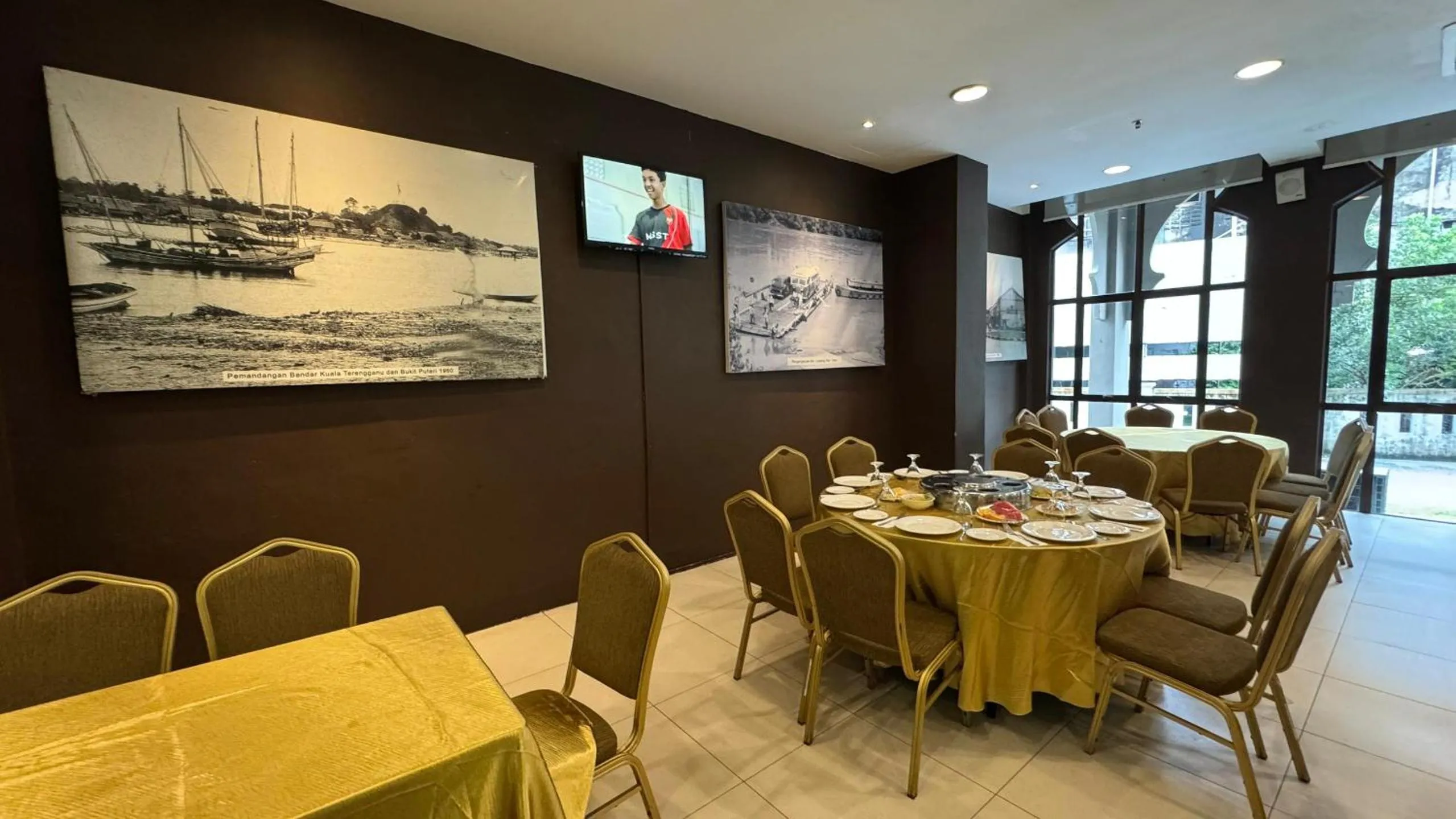 Restaurant/places to eat in The Grand Puteri Hotel