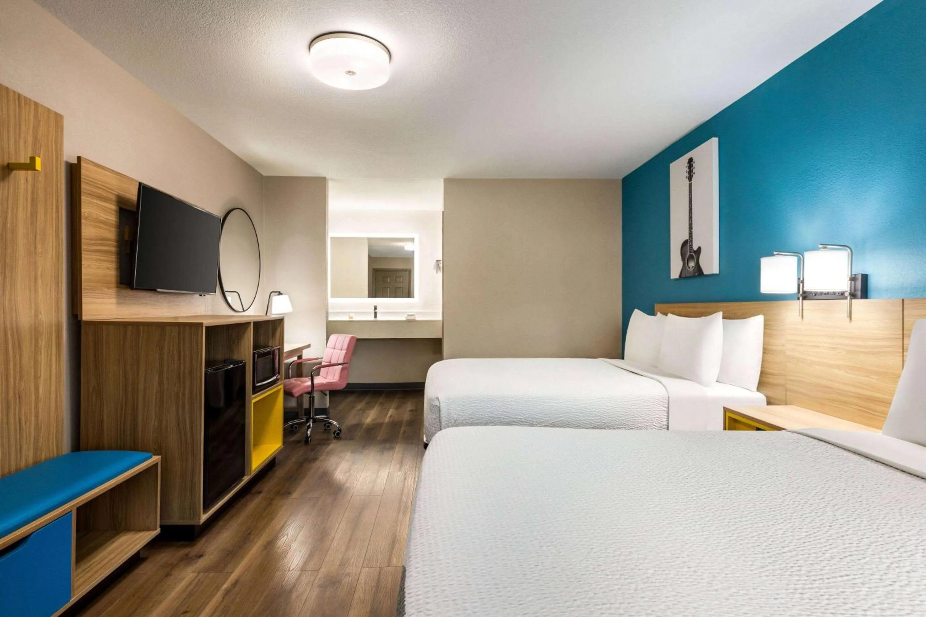 Photo of the whole room, Bed in Days Inn by Wyndham Memphis at Graceland