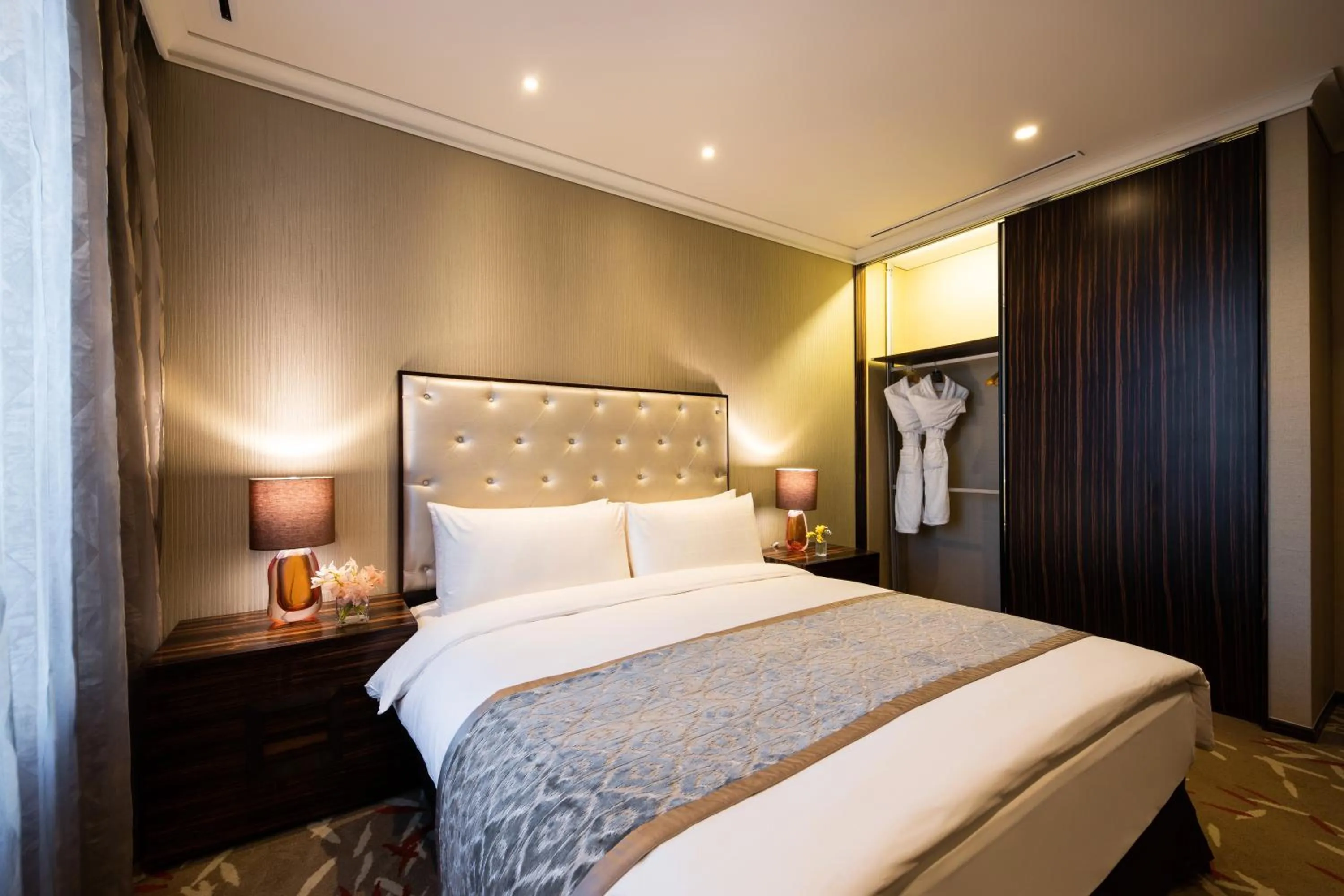 Decorative detail, Bed in Oakwood Premier Coex Center Seoul