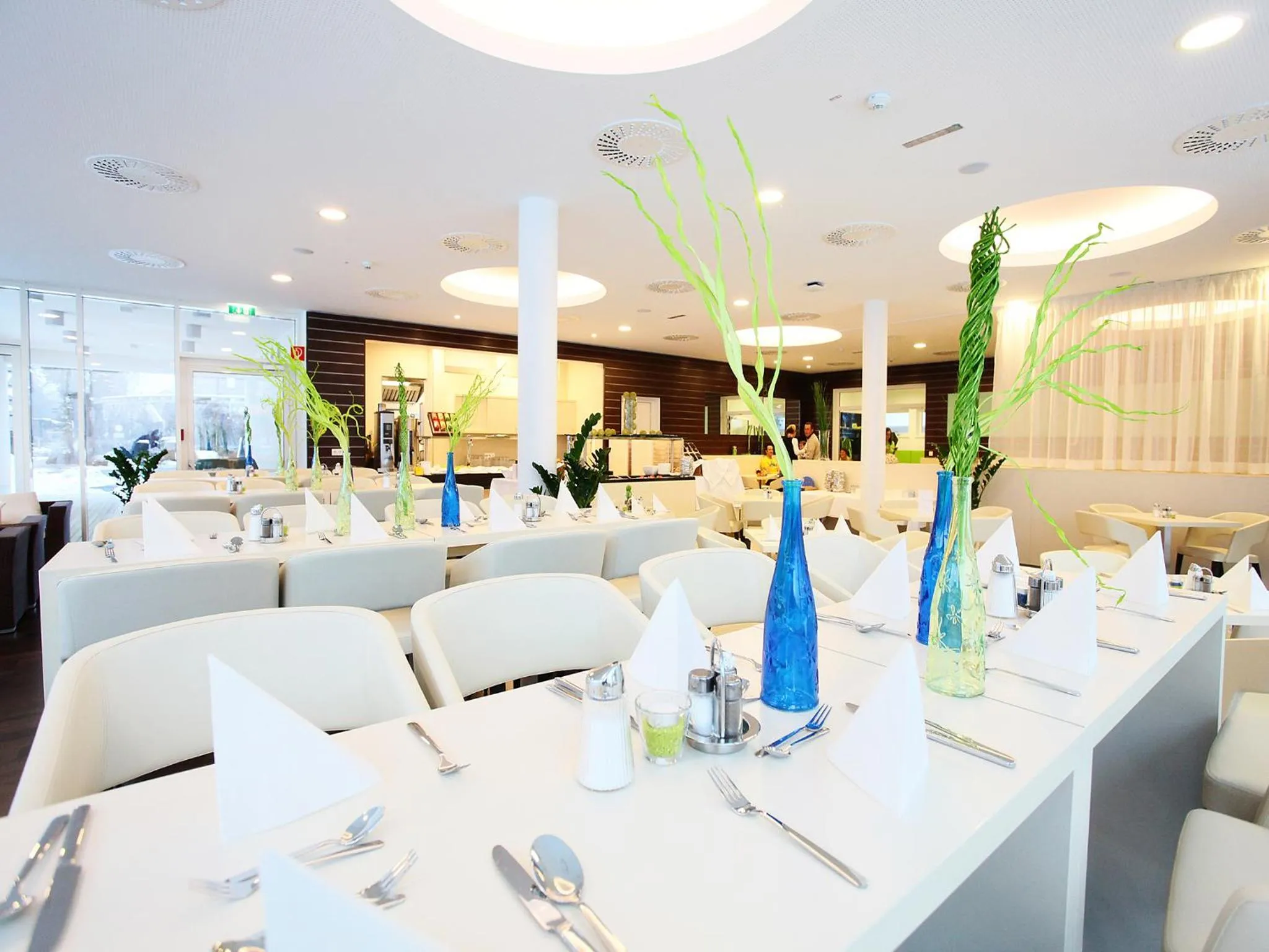 Restaurant/places to eat in Hotel Royal X