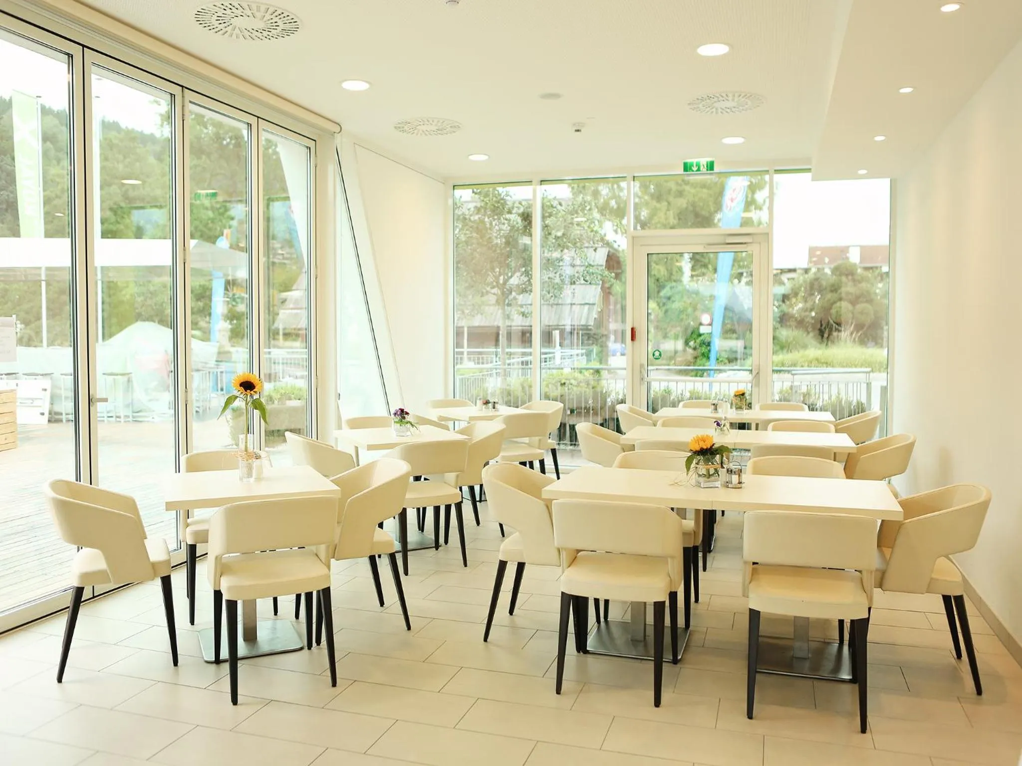 Restaurant/places to eat in Hotel Royal X