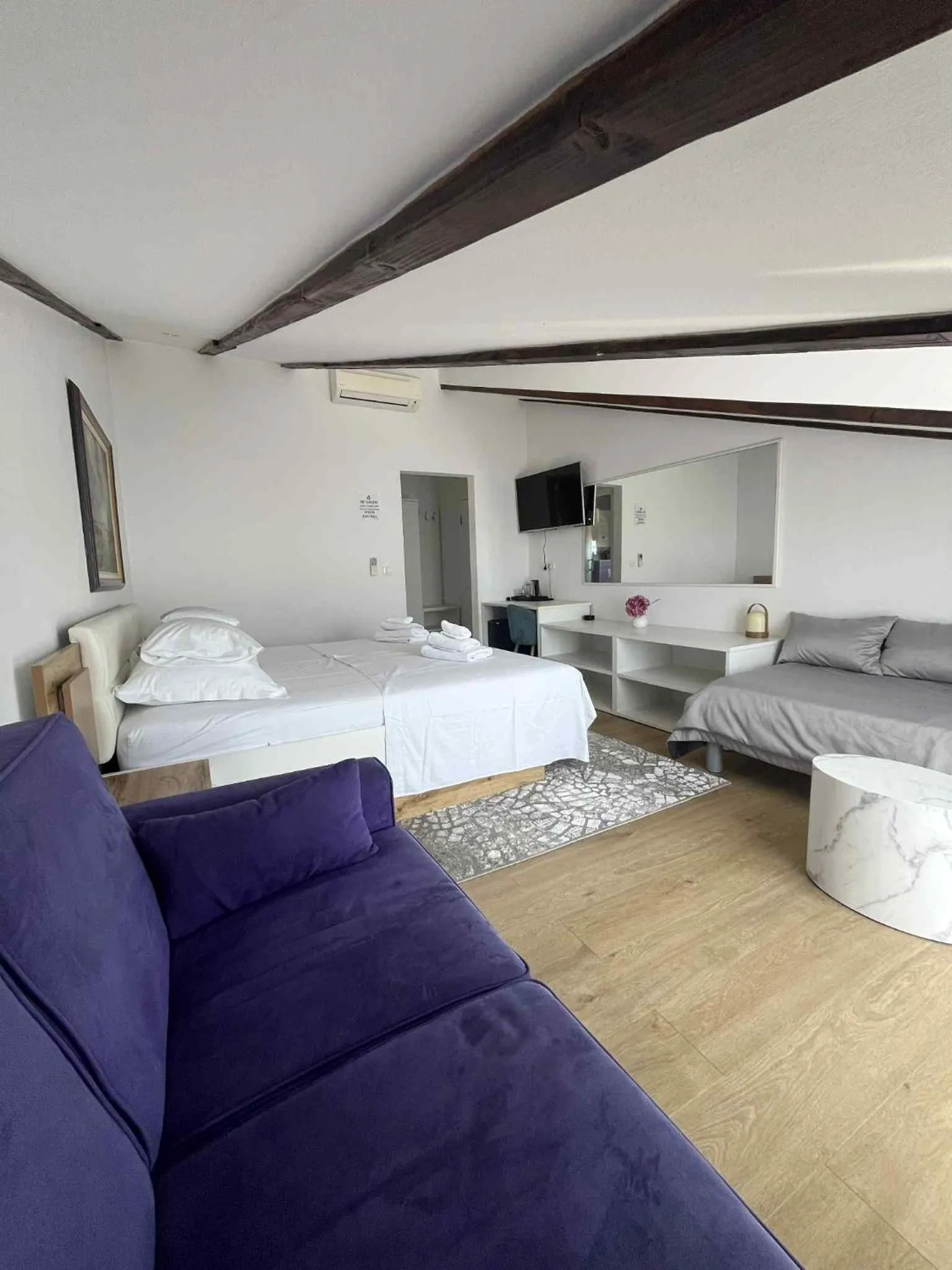 Bedroom, Bed in Dela