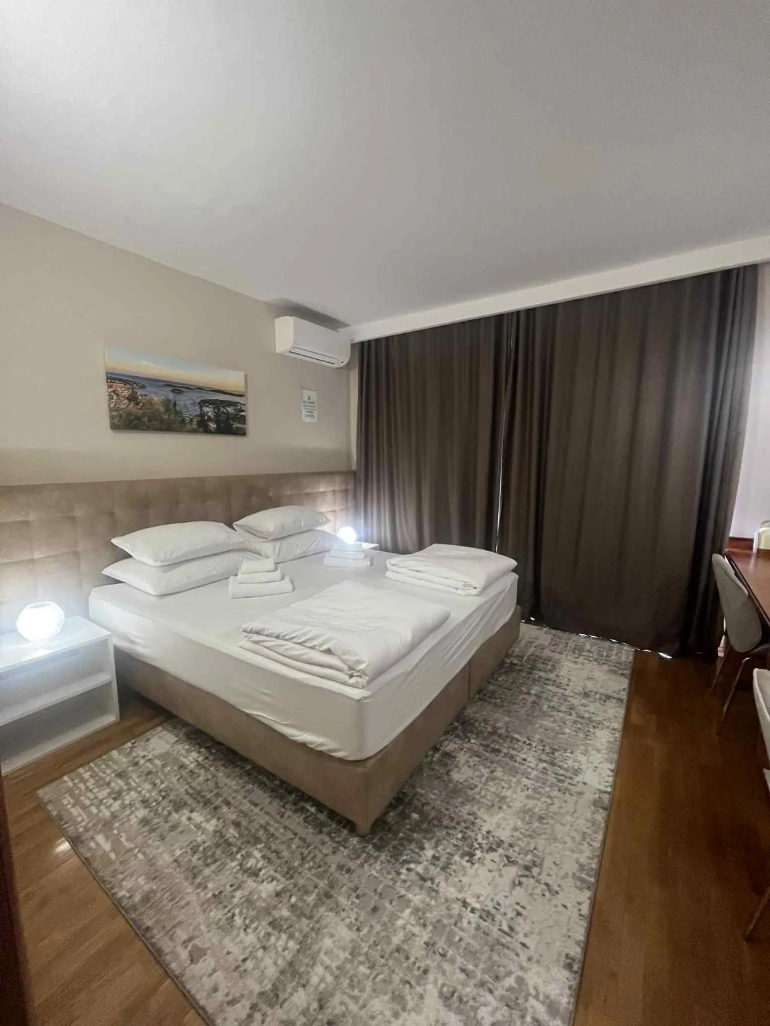 Bedroom, Bed in Dela