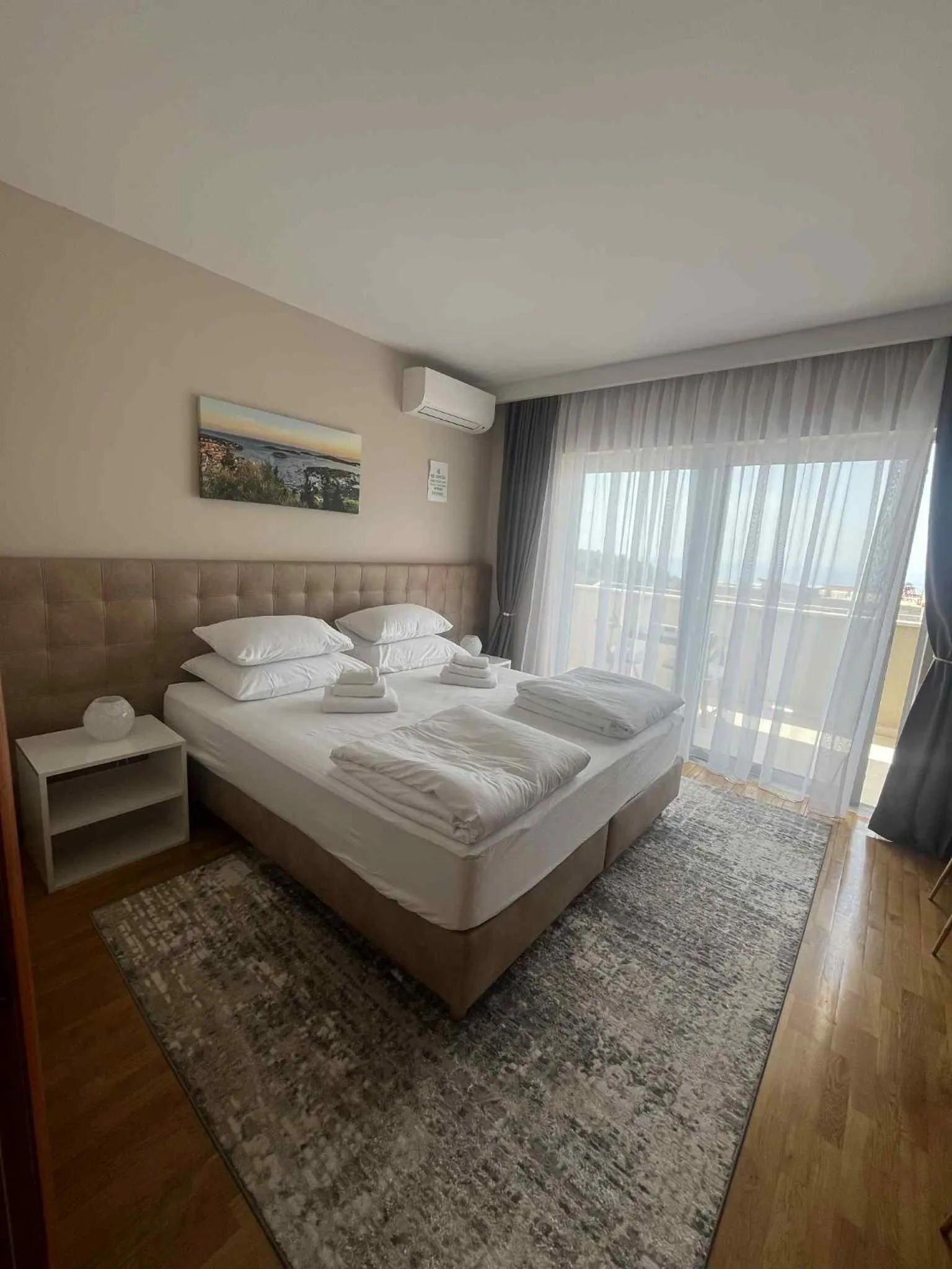 Bedroom, Bed in Dela