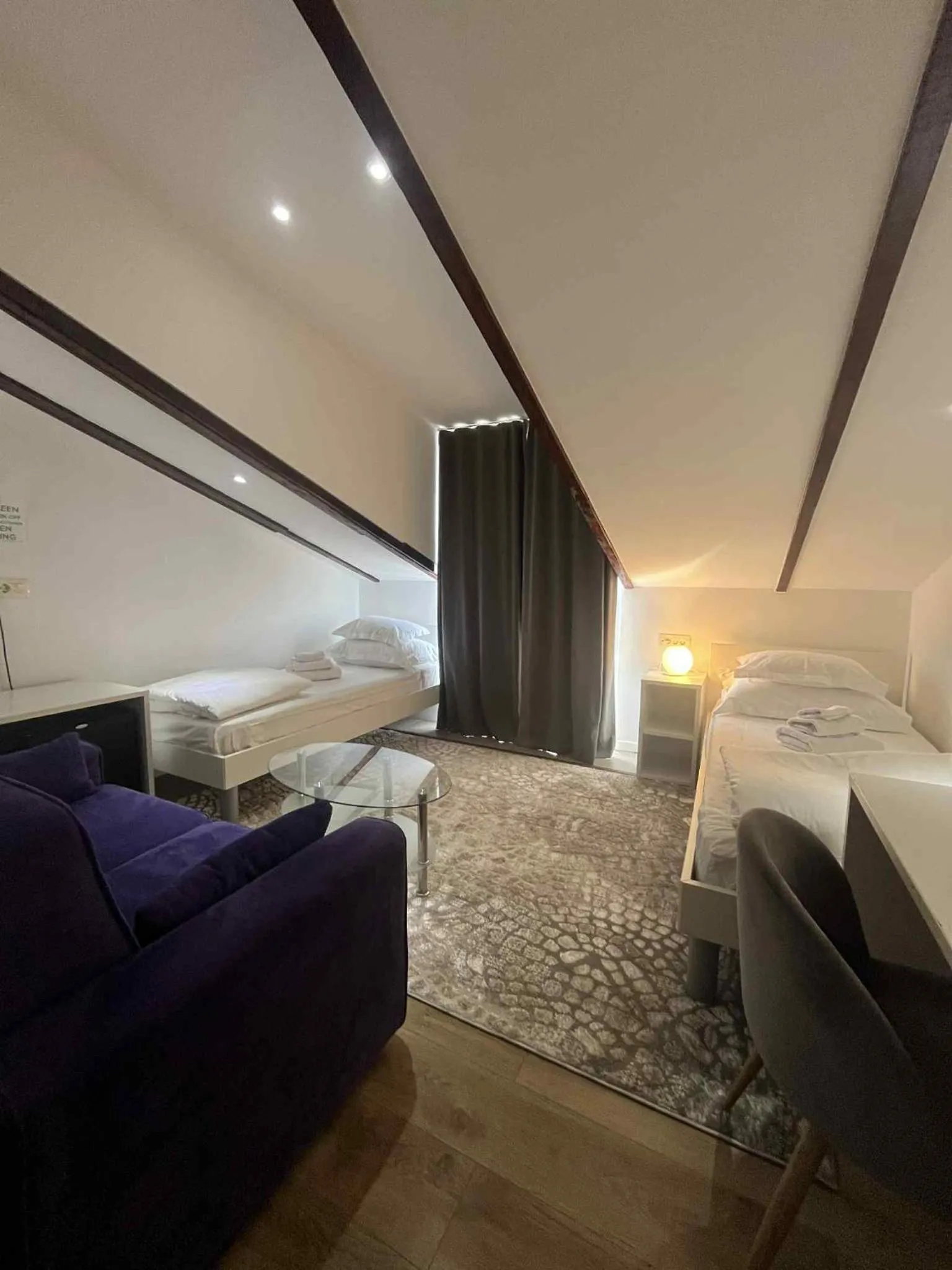 Bedroom, Bed in Dela