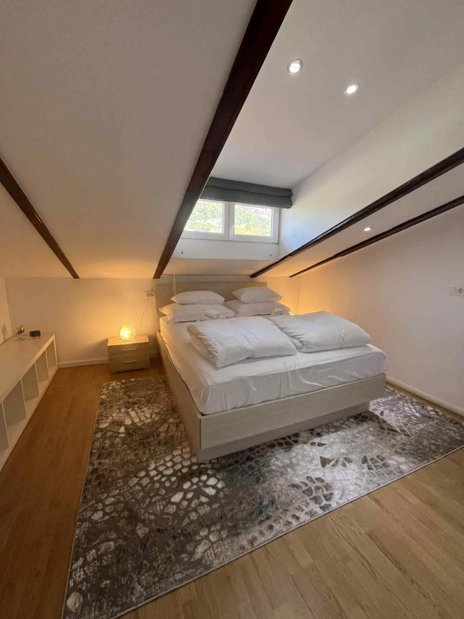 Bedroom, Bed in Dela