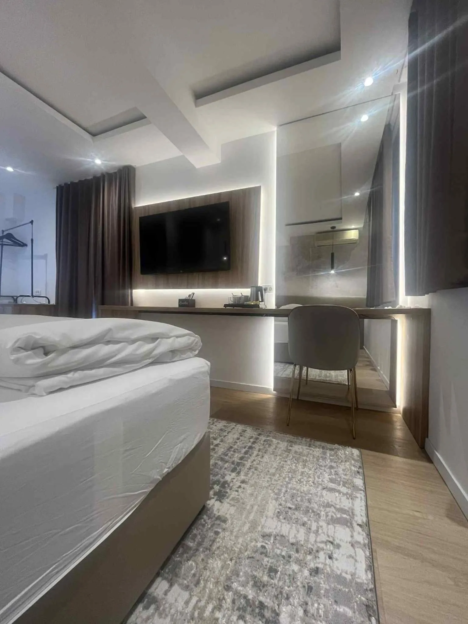 Bedroom, Bed in Dela