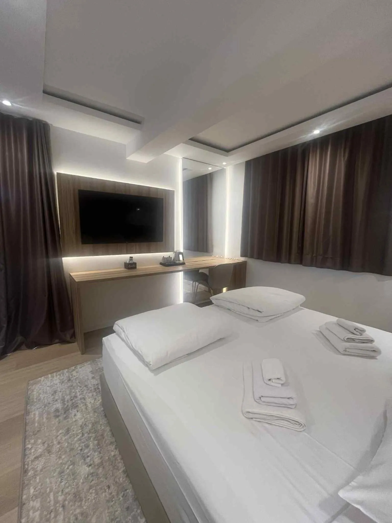 Bedroom, Bed in Dela