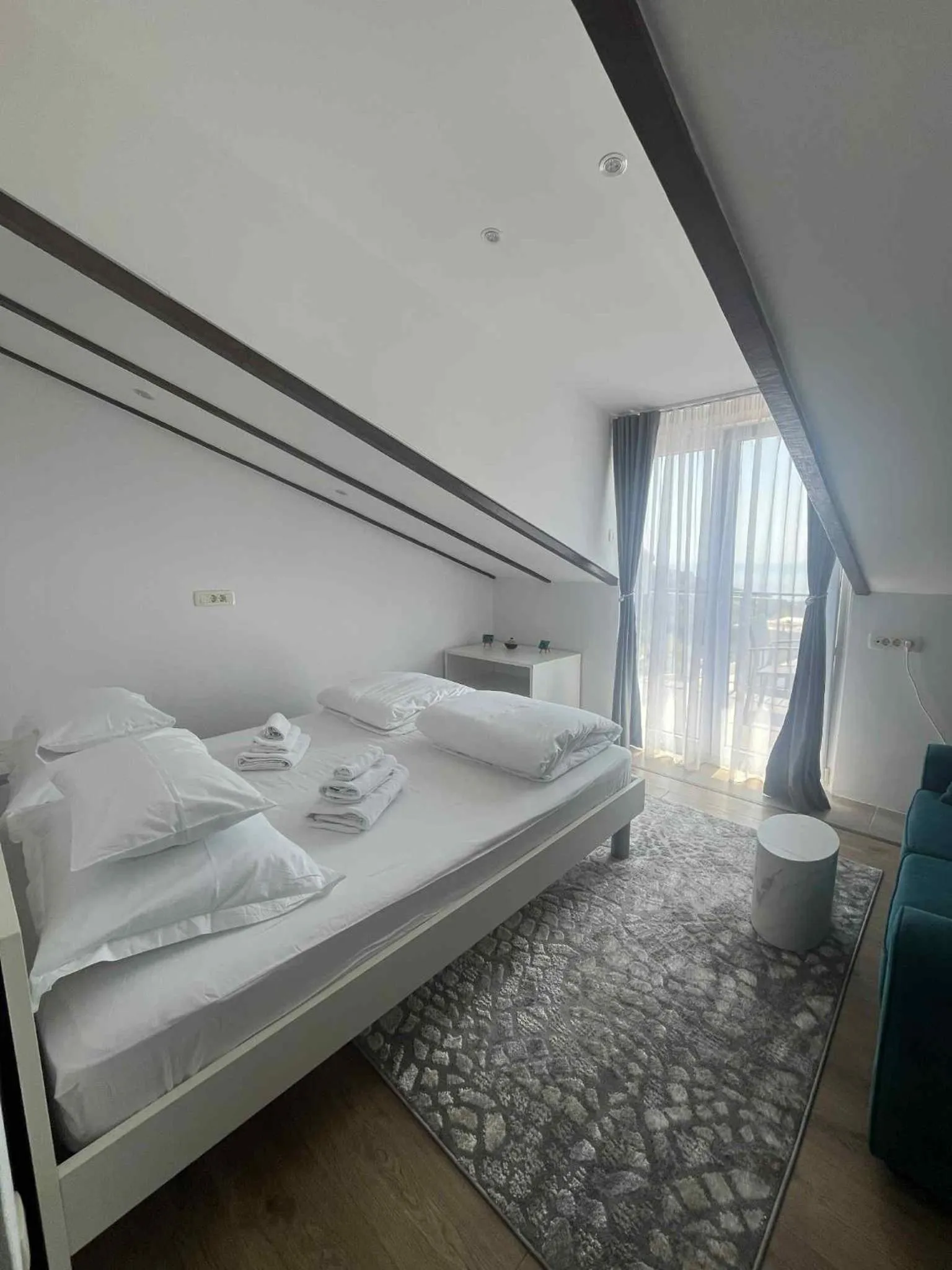 Bedroom, Bed in Dela