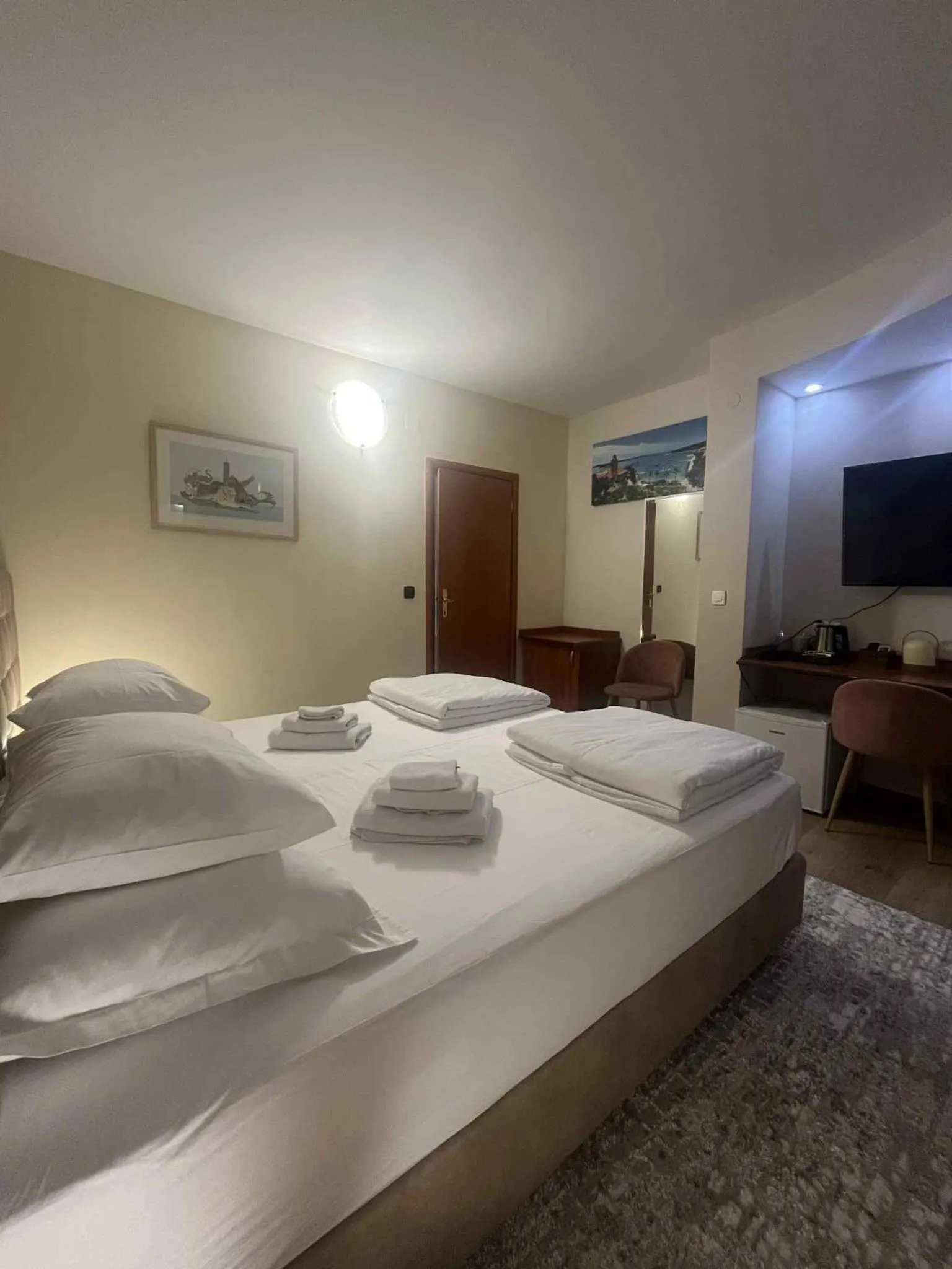 Bedroom, Bed in Dela