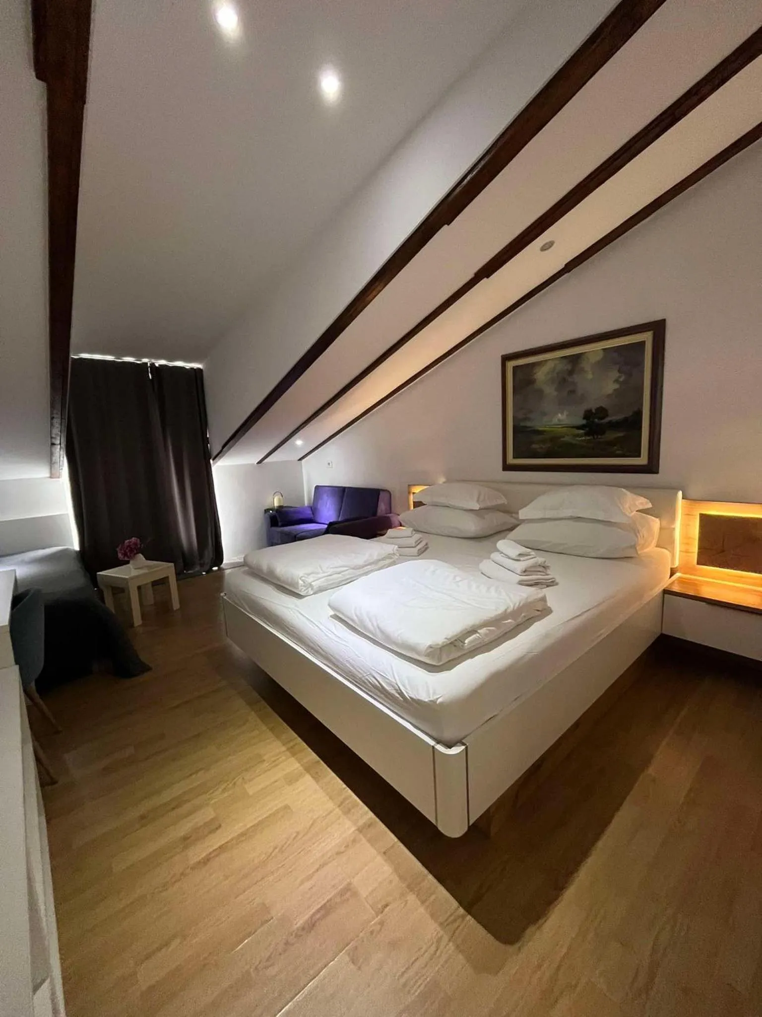 Large Double Room in Dela