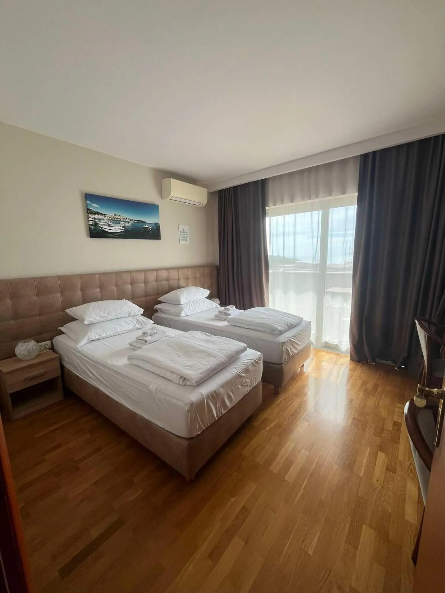 Bedroom, Bed in Dela