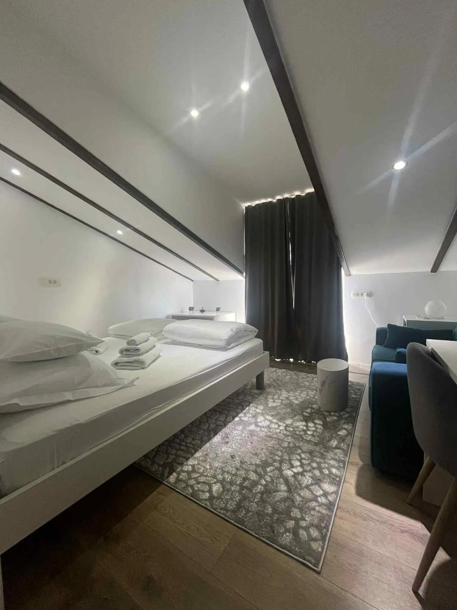 Bedroom, Bed in Dela