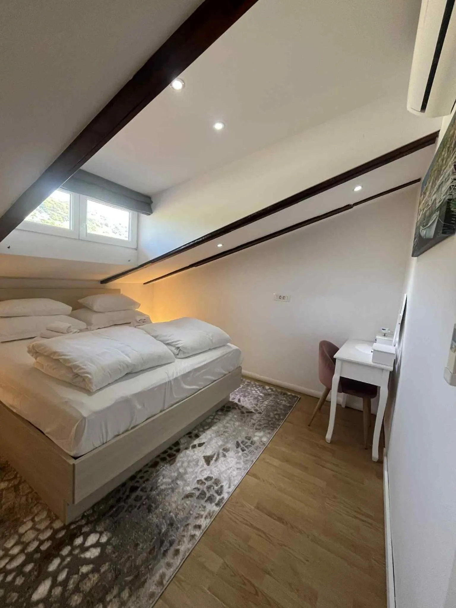 Bedroom, Bed in Dela