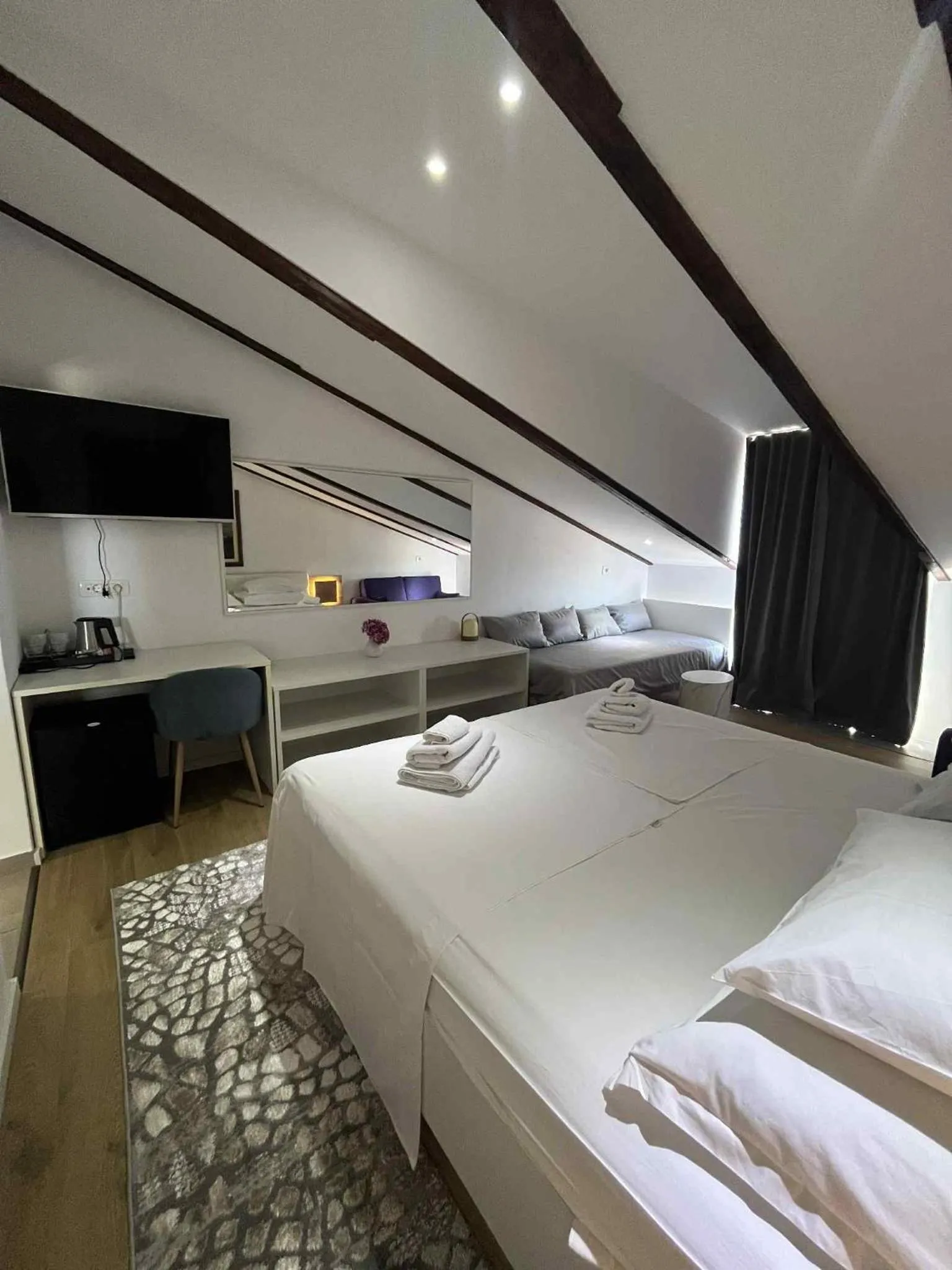 Bedroom, Bed in Dela