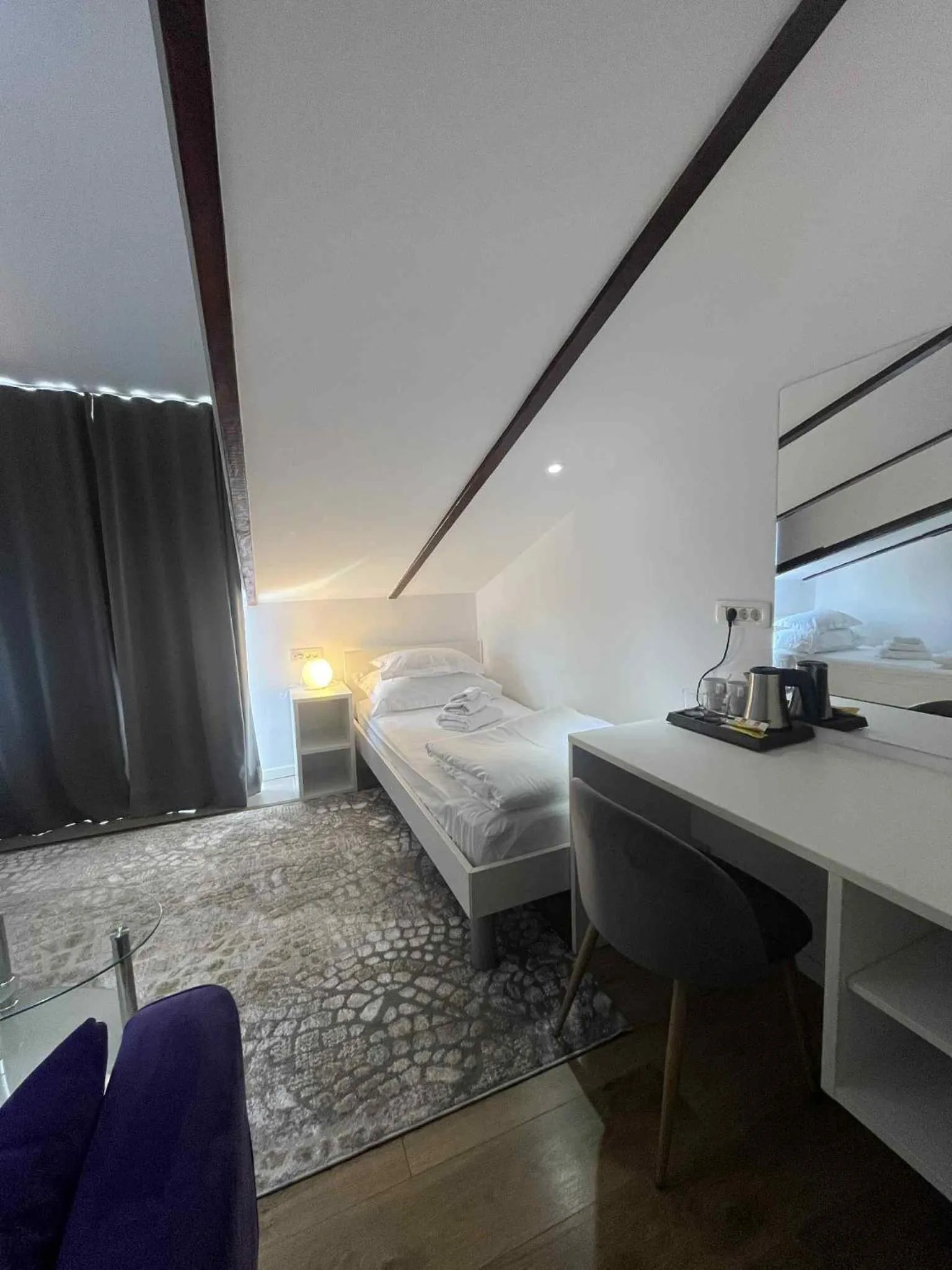 Bedroom, Bed in Dela