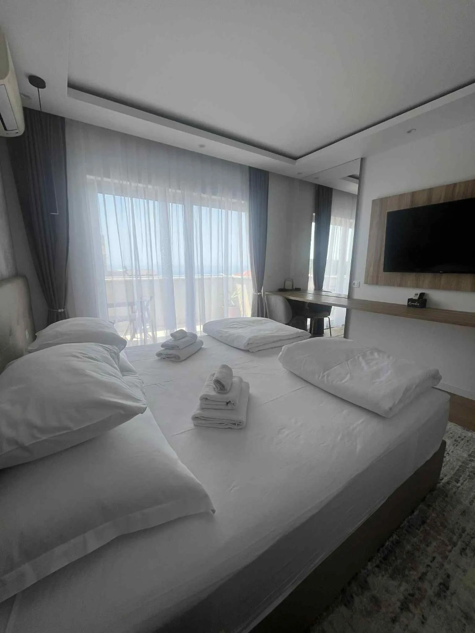 Bedroom, Bed in Dela