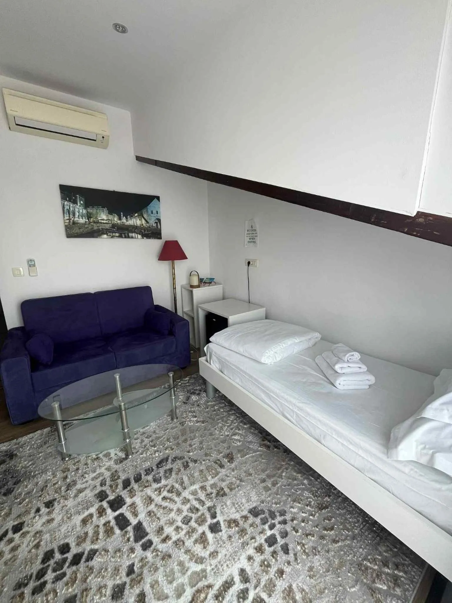 Bedroom, Bed in Dela