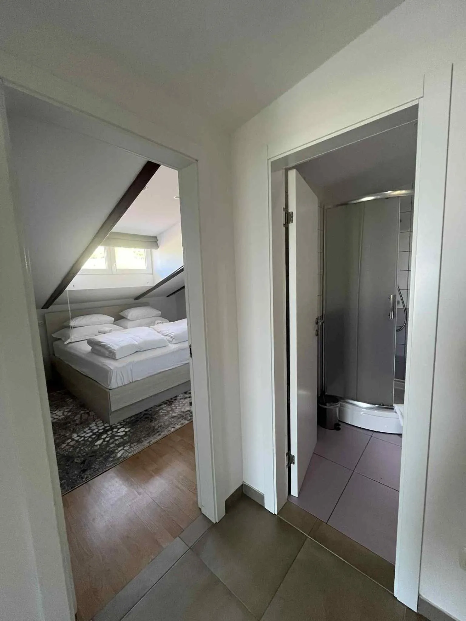 Bedroom, Bed in Dela