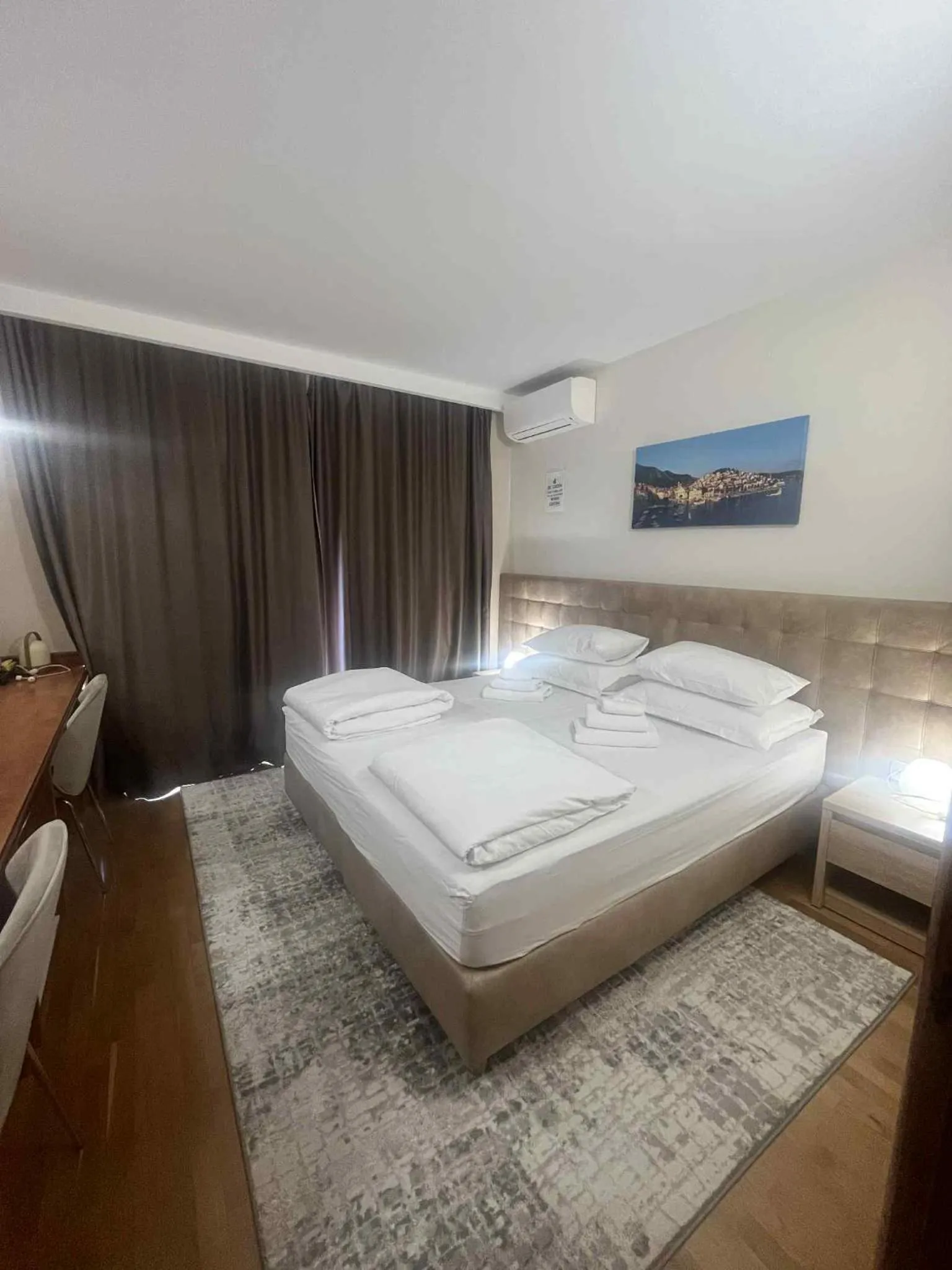 Bedroom, Bed in Dela