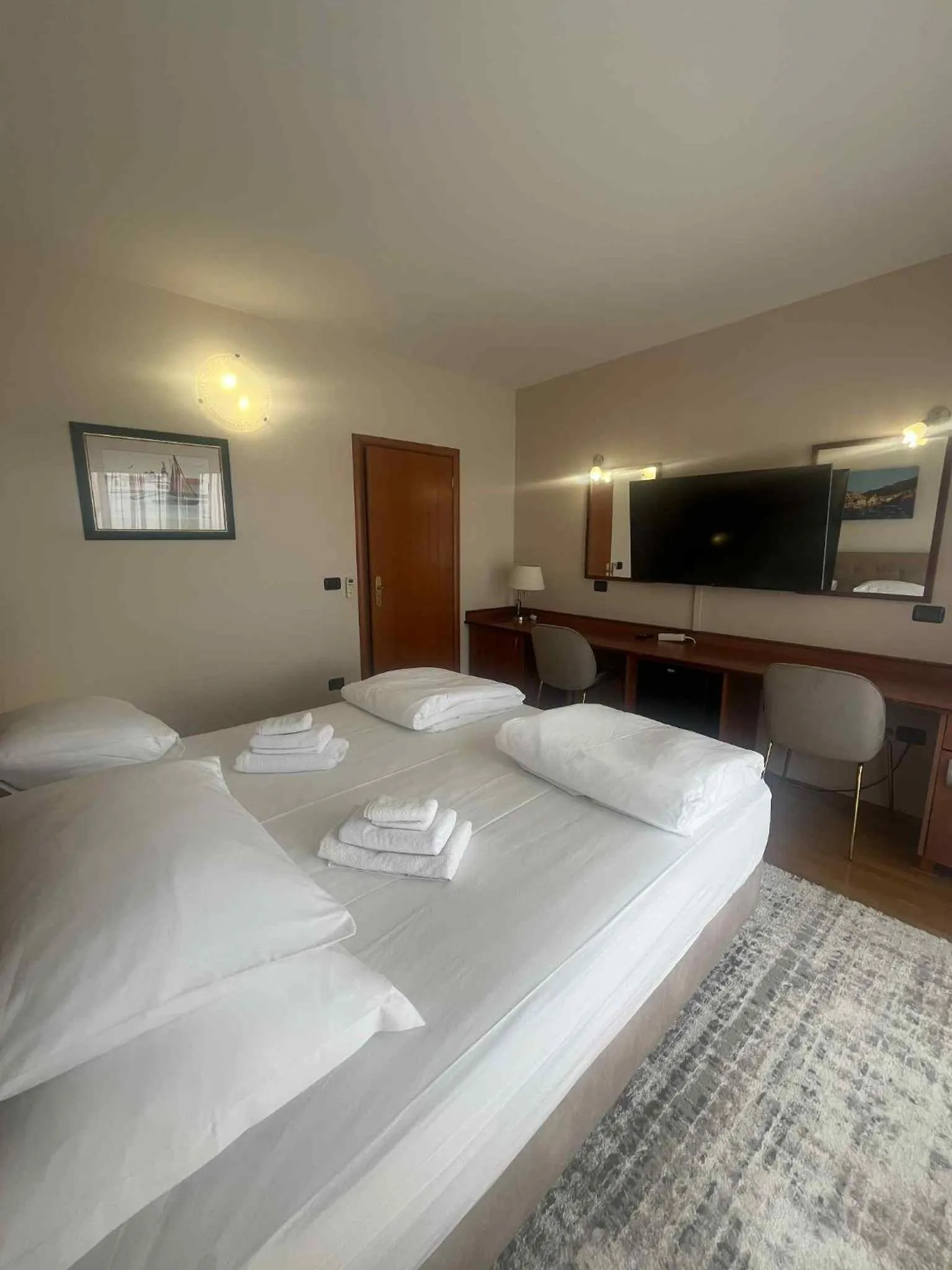 Bedroom, Bed in Dela