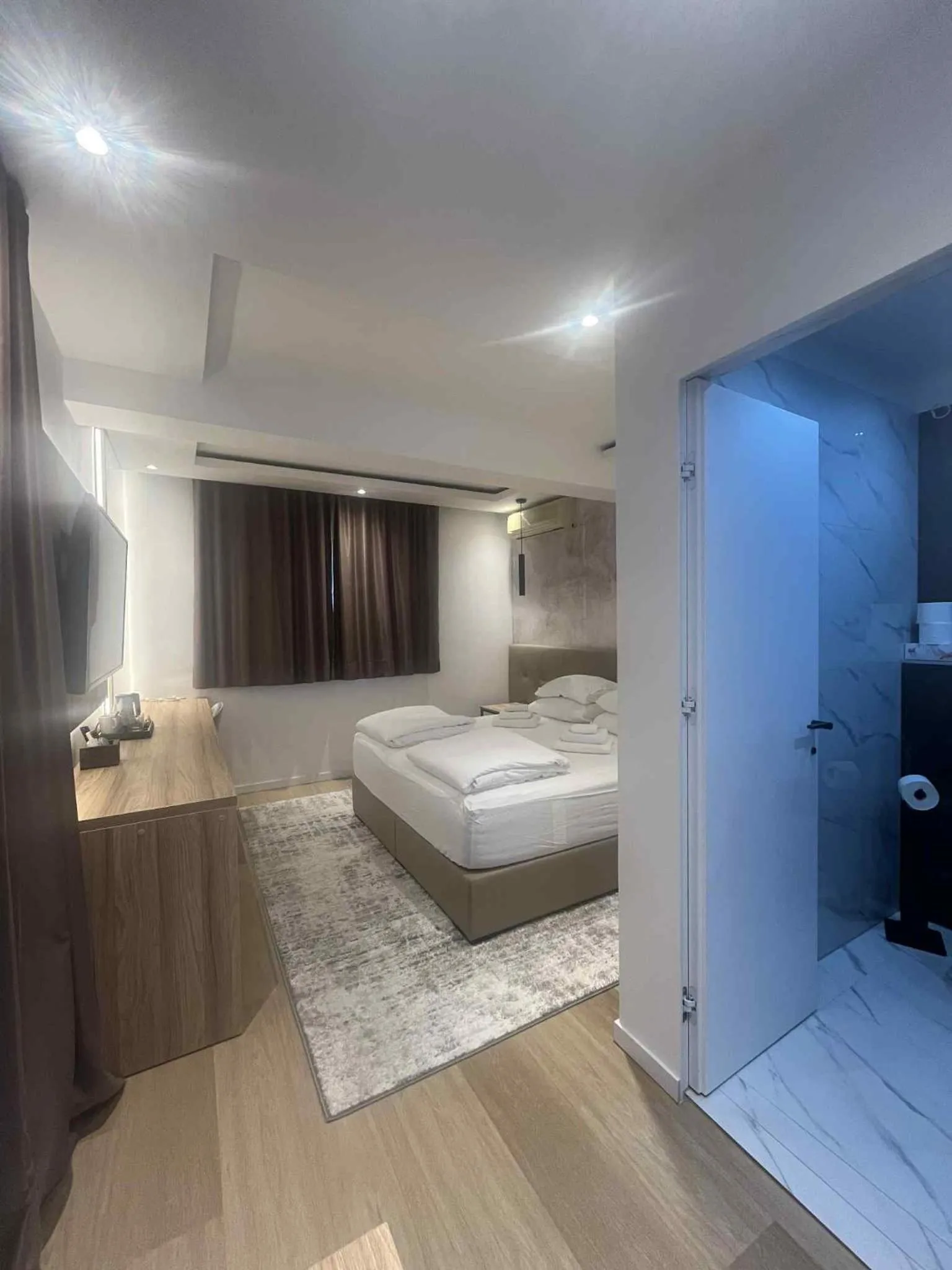 Bedroom, Bed in Dela