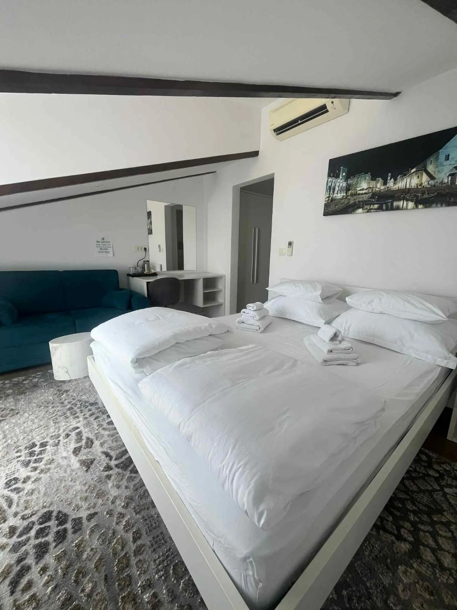 Bedroom, Bed in Dela