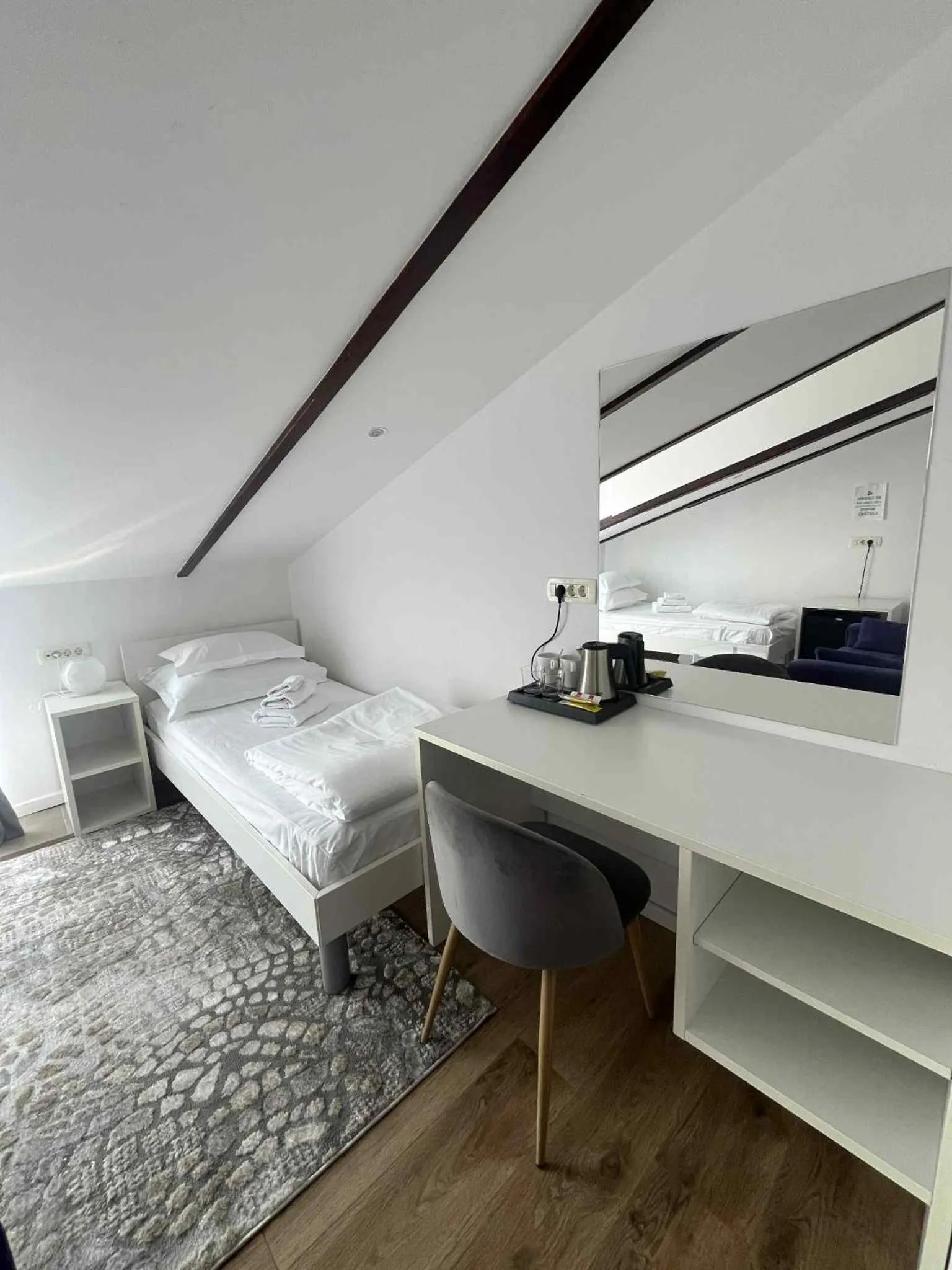 Bedroom, Bed in Dela