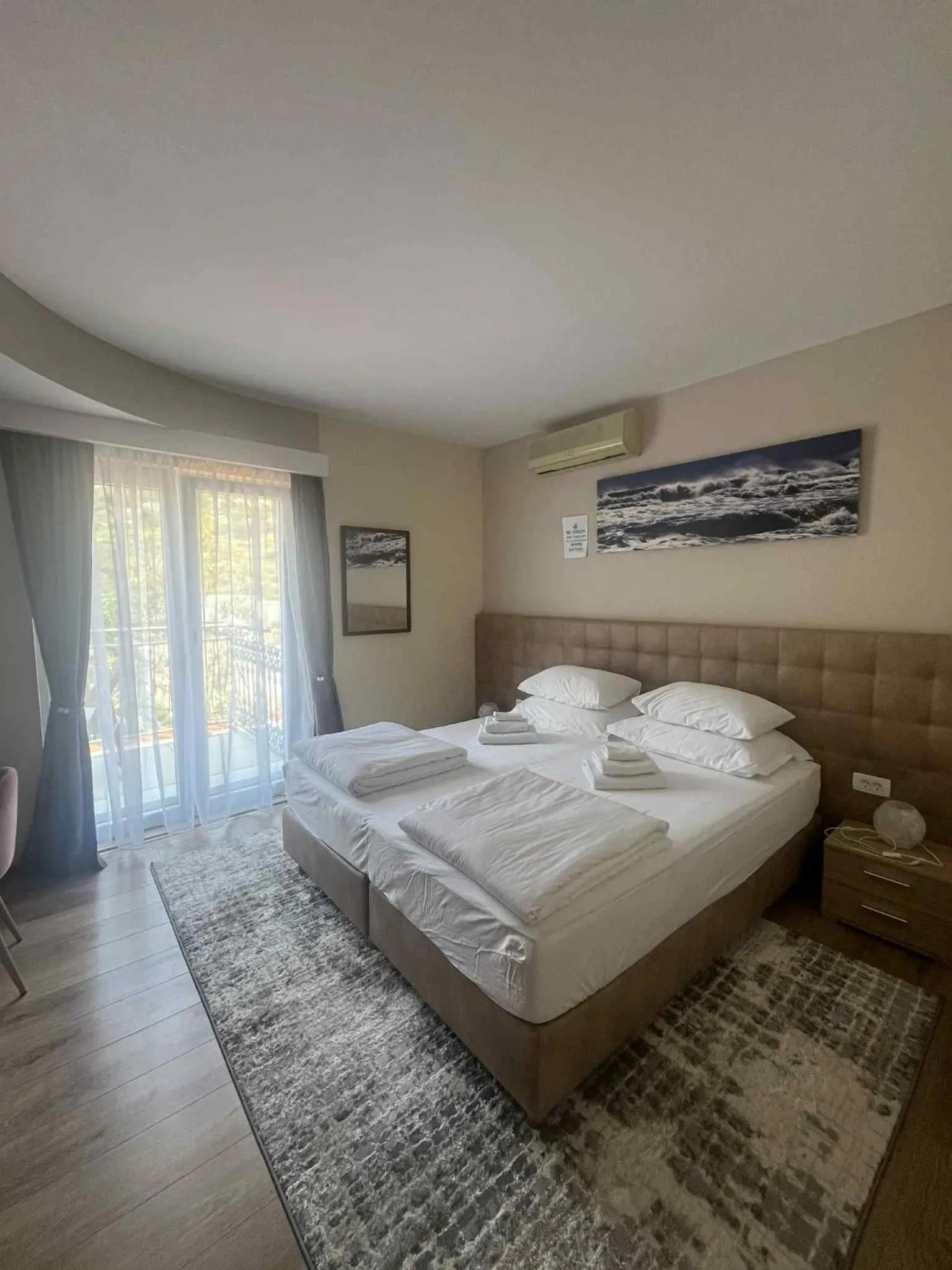 Bedroom, Bed in Dela