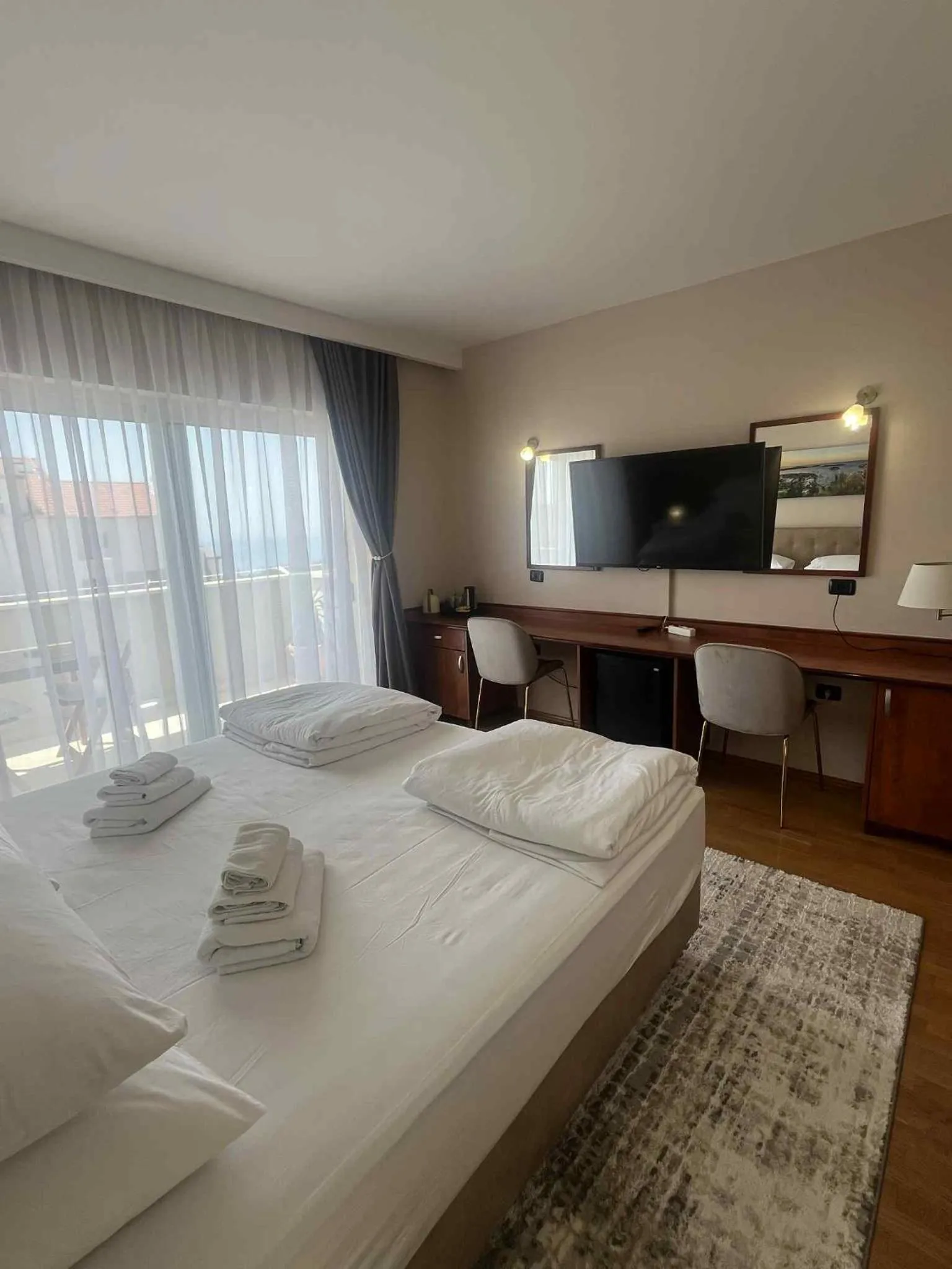 Bedroom, Bed in Dela