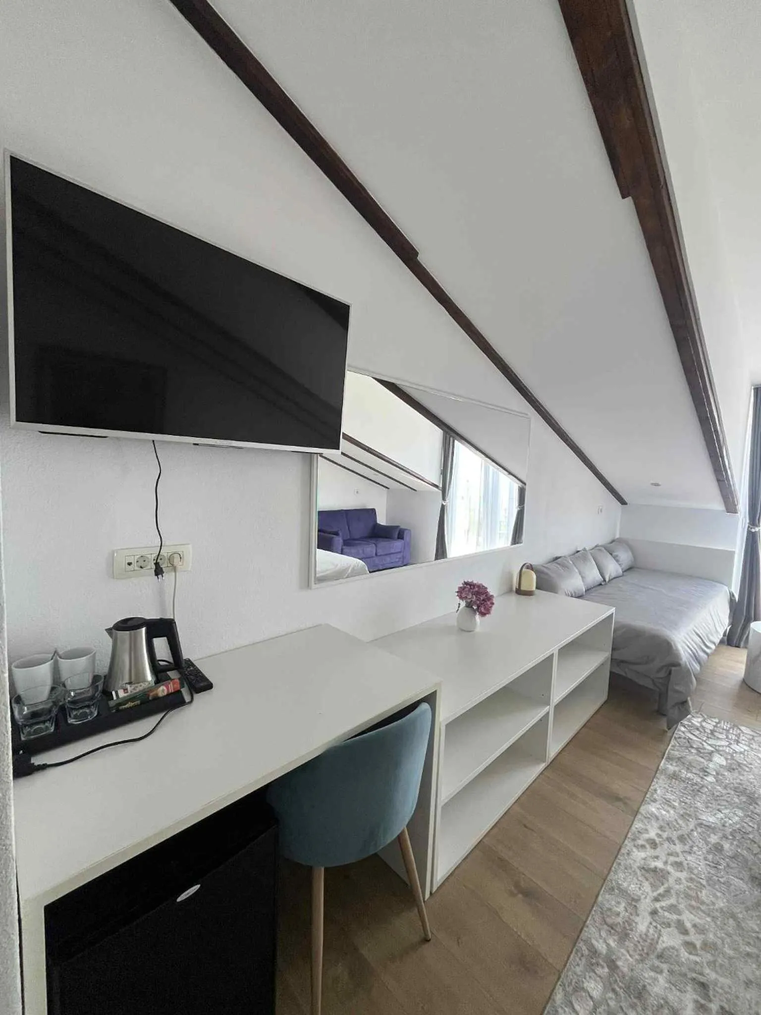 Bedroom, Bed in Dela