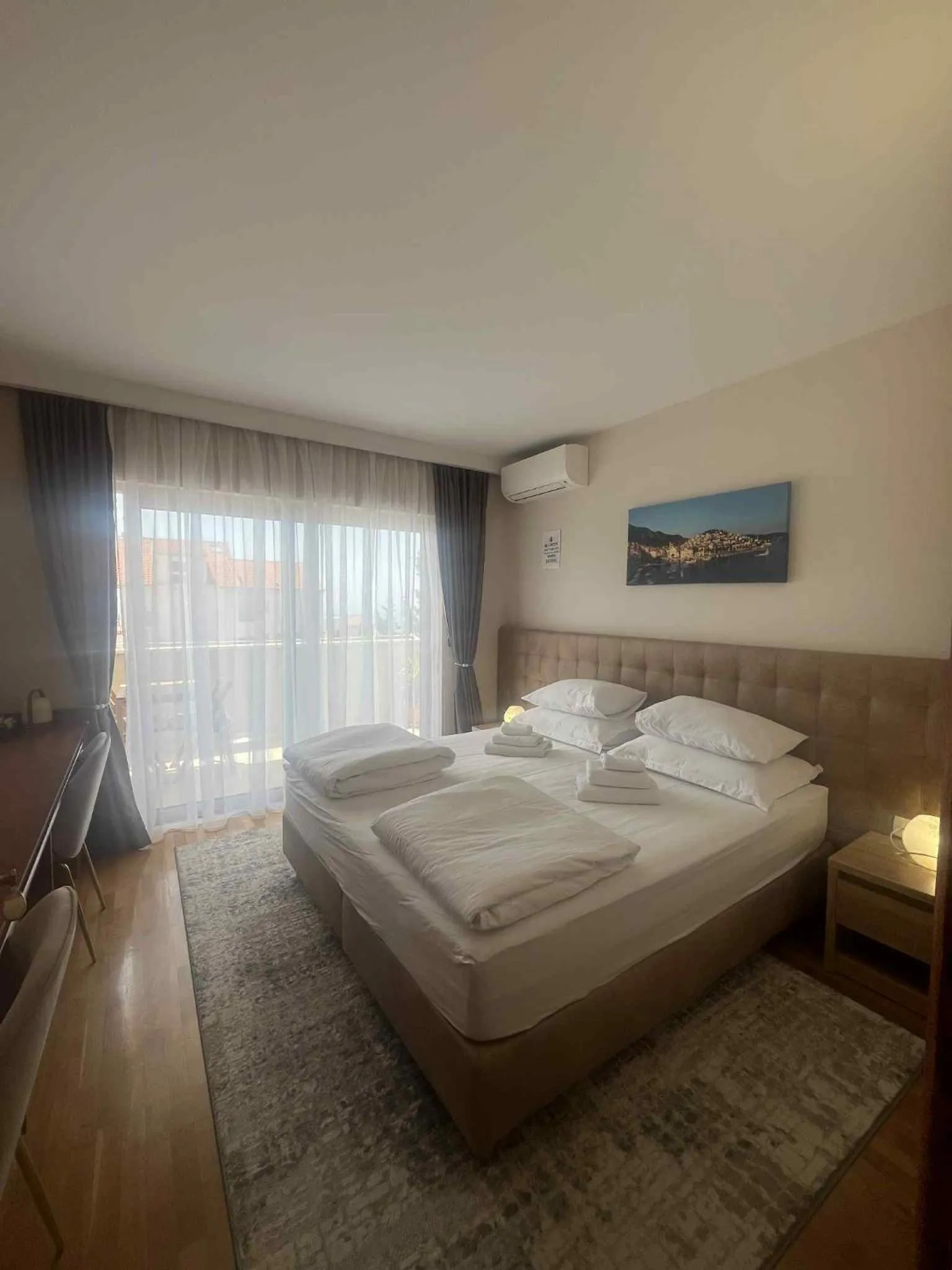 Bedroom, Bed in Dela