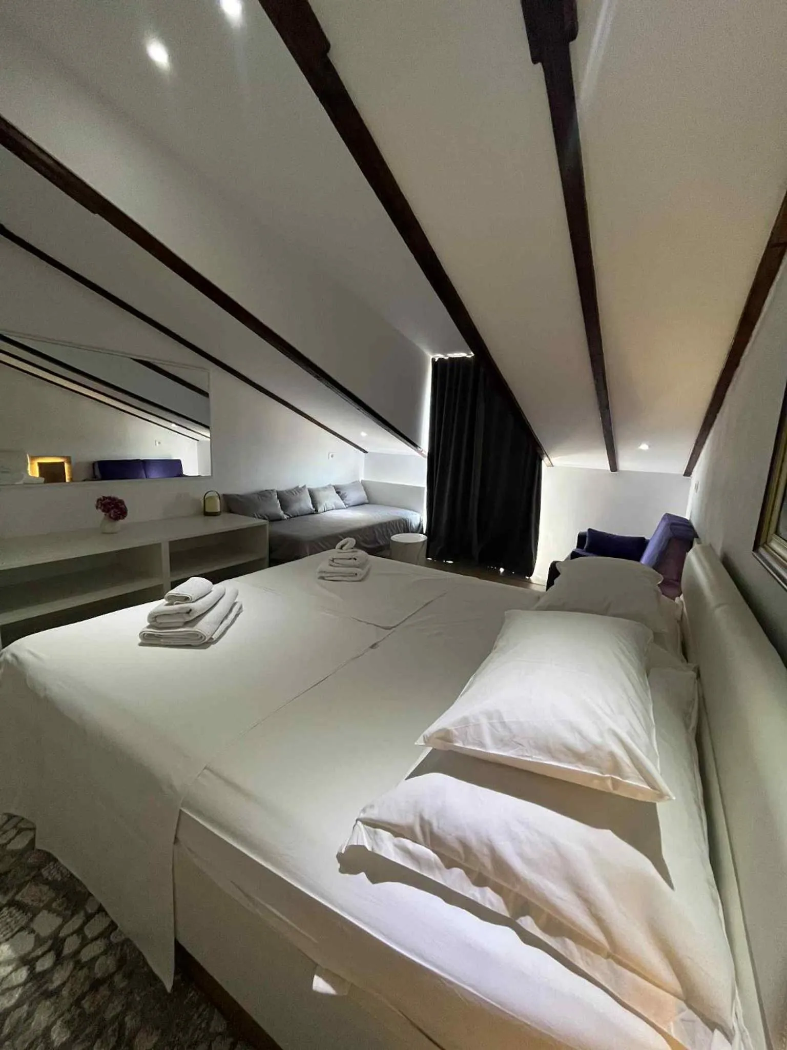 Bedroom, Bed in Dela