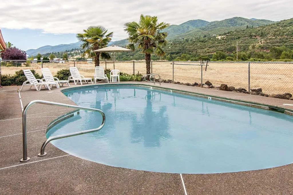 Swimming pool in Ashland Valley Inn
