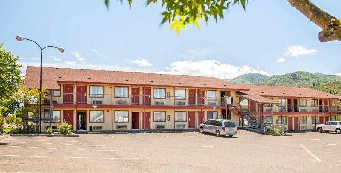 Property building in Ashland Valley Inn