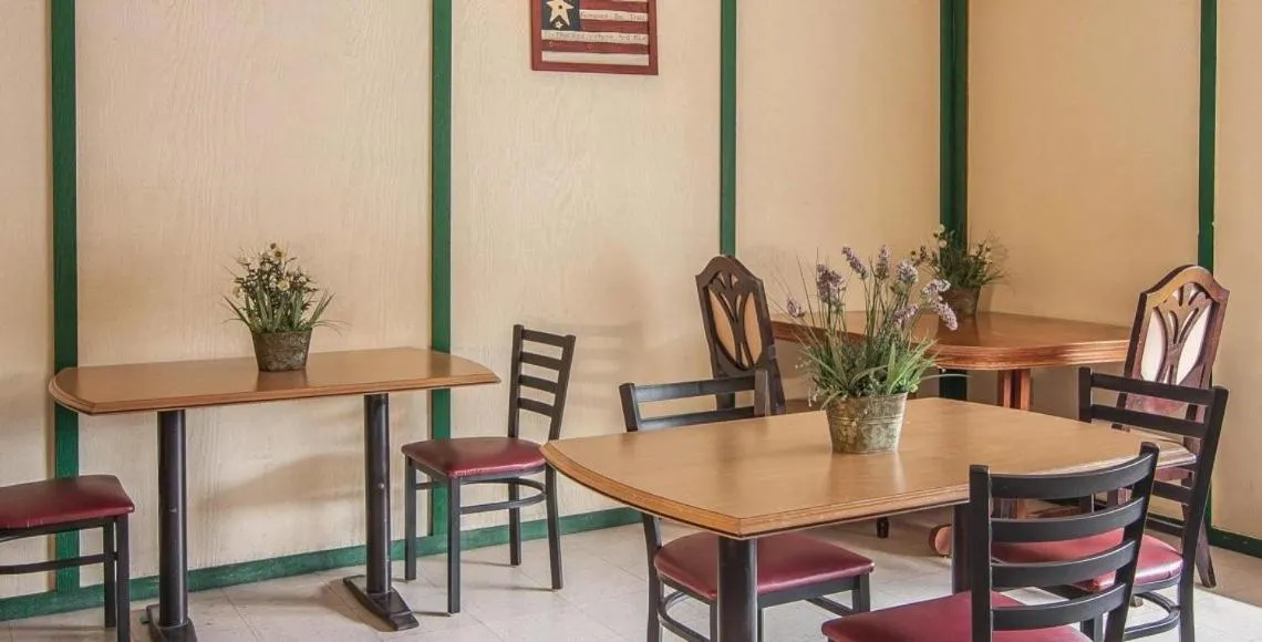 Dining area in Ashland Valley Inn