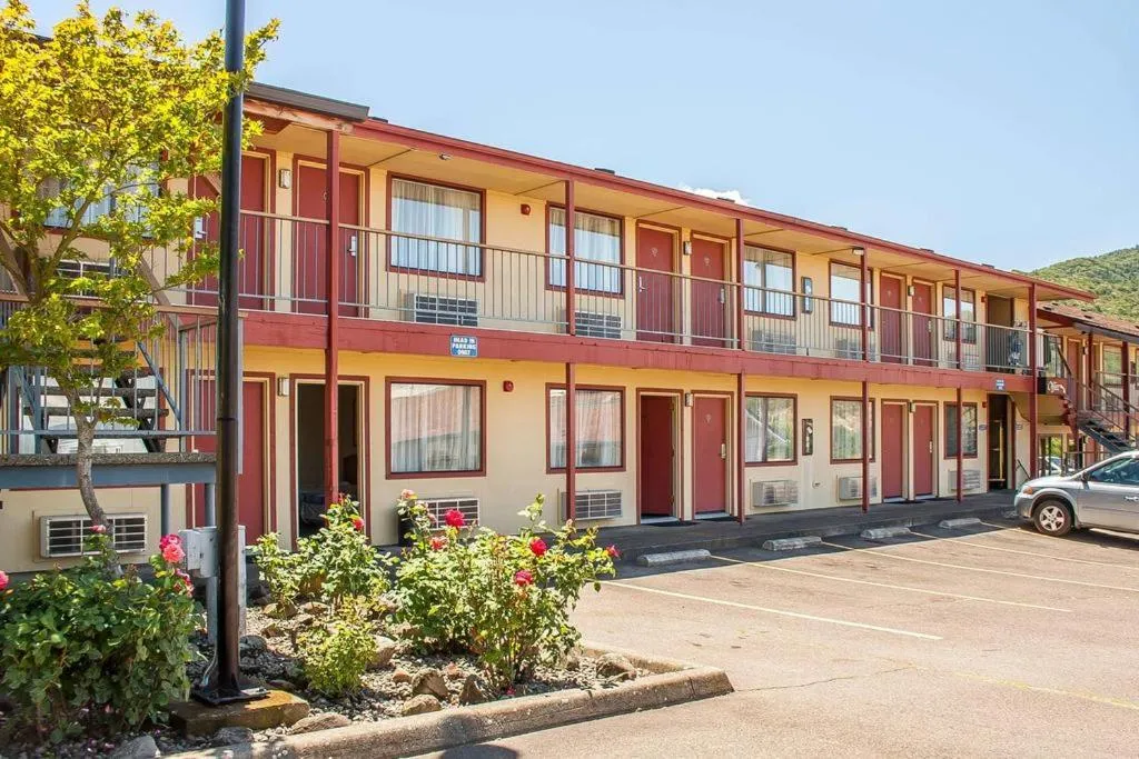 Property building in Ashland Valley Inn