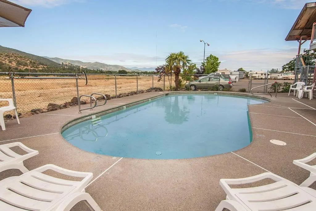 Swimming pool in Ashland Valley Inn