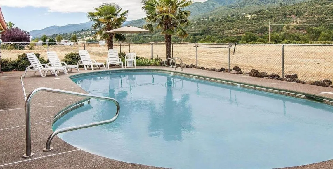 Swimming pool in Ashland Valley Inn