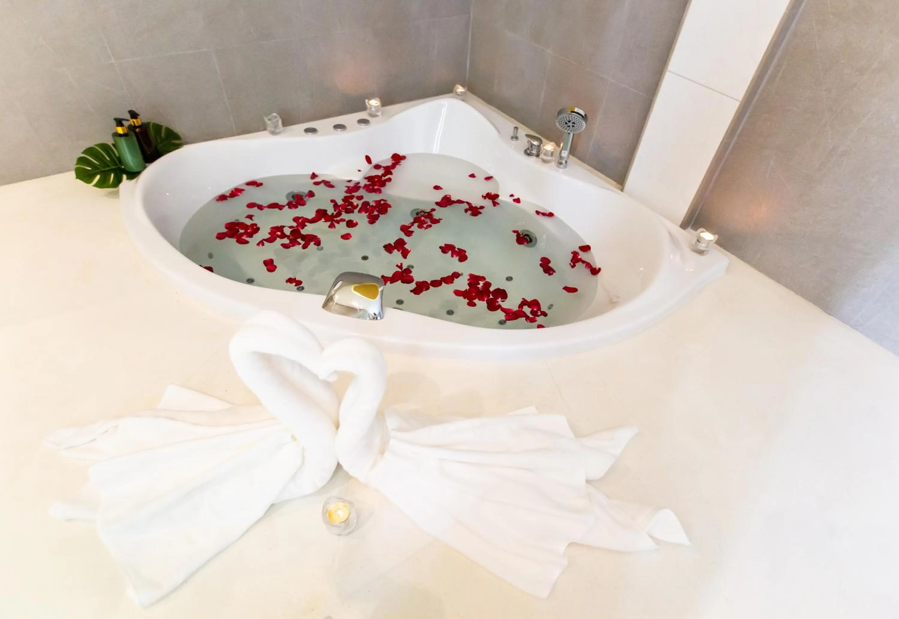 Hot Tub in Teetara Villa Patong