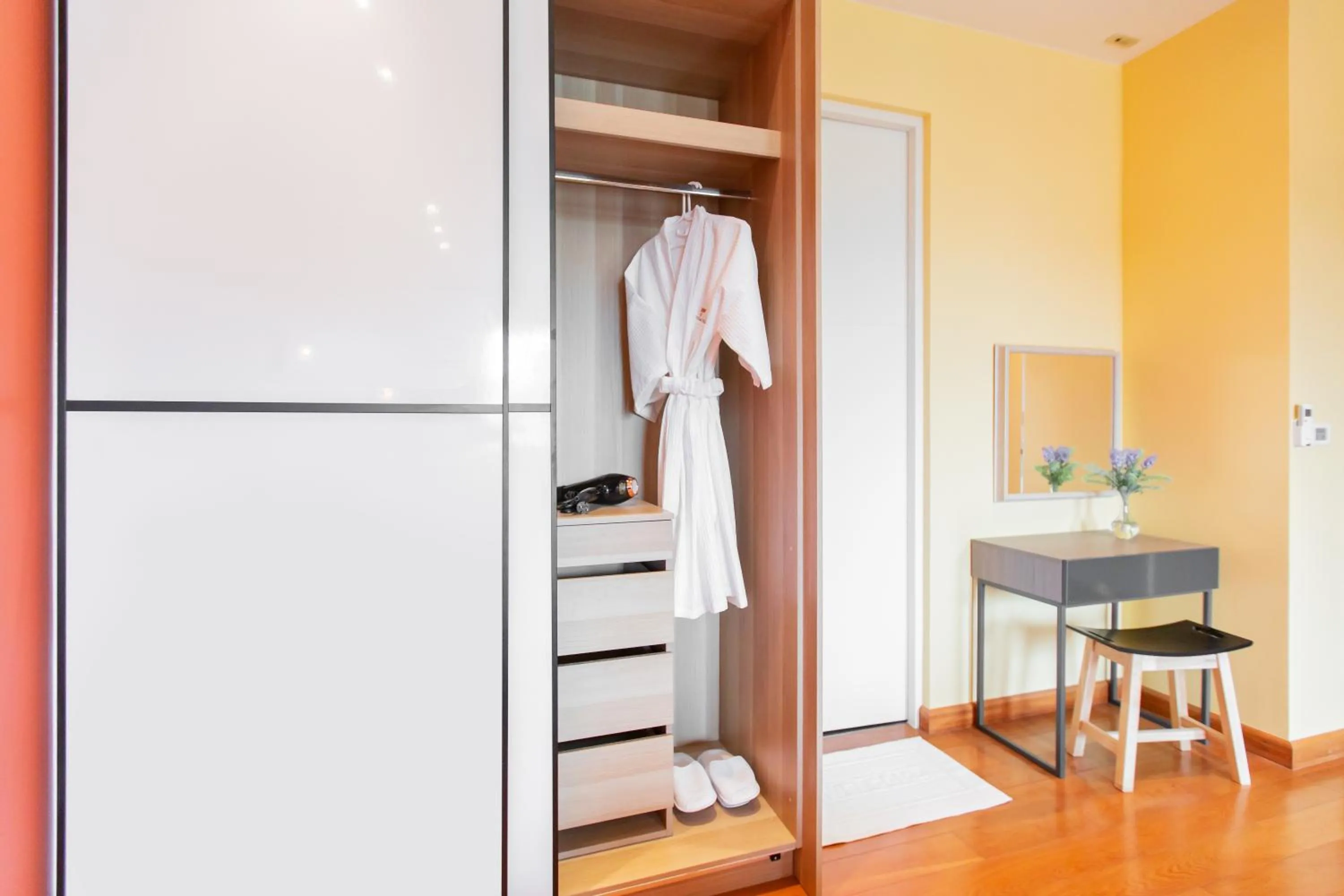 Photo of the whole room, Bed in Teetara Villa Patong