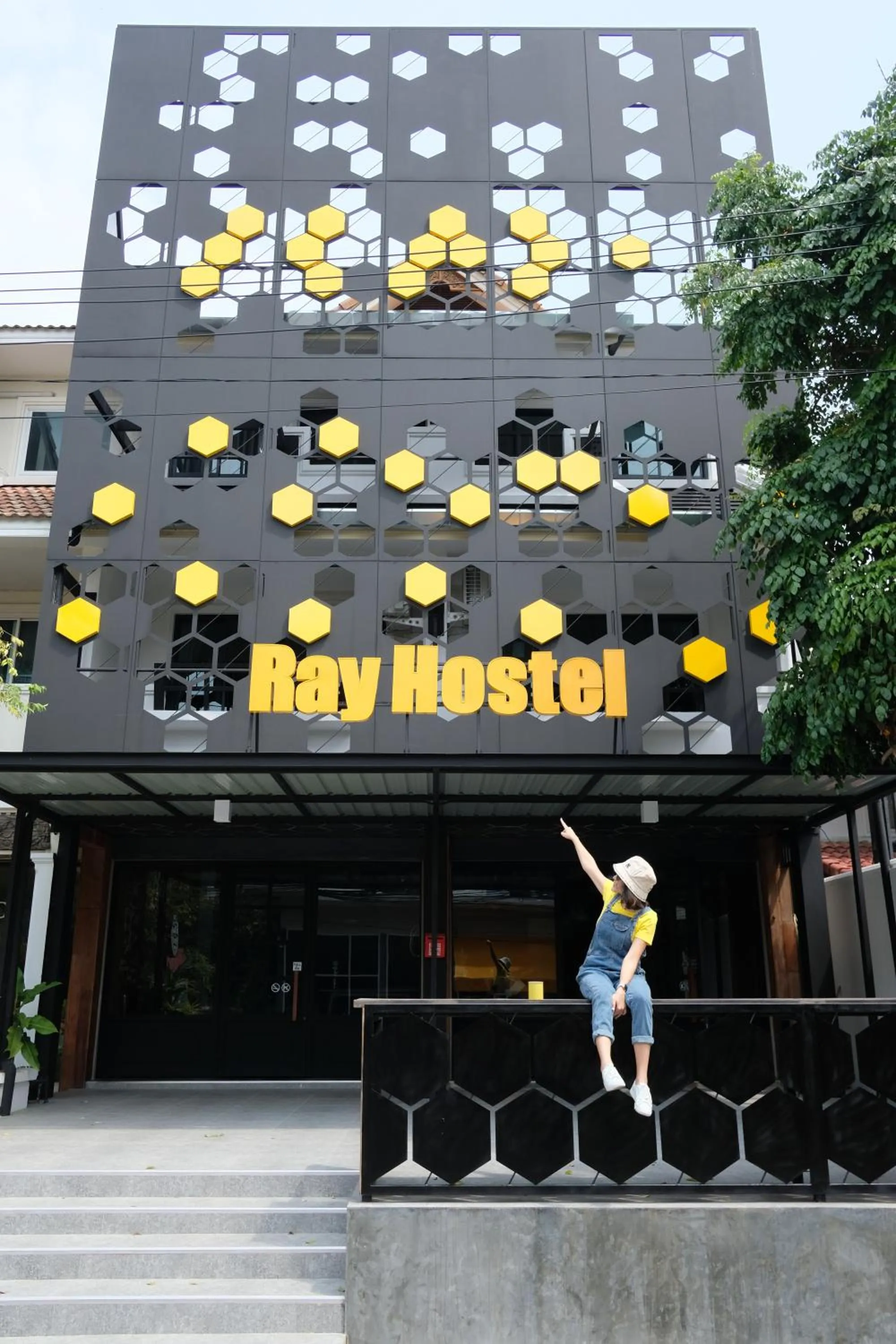 Facade/entrance in Ray Hostel